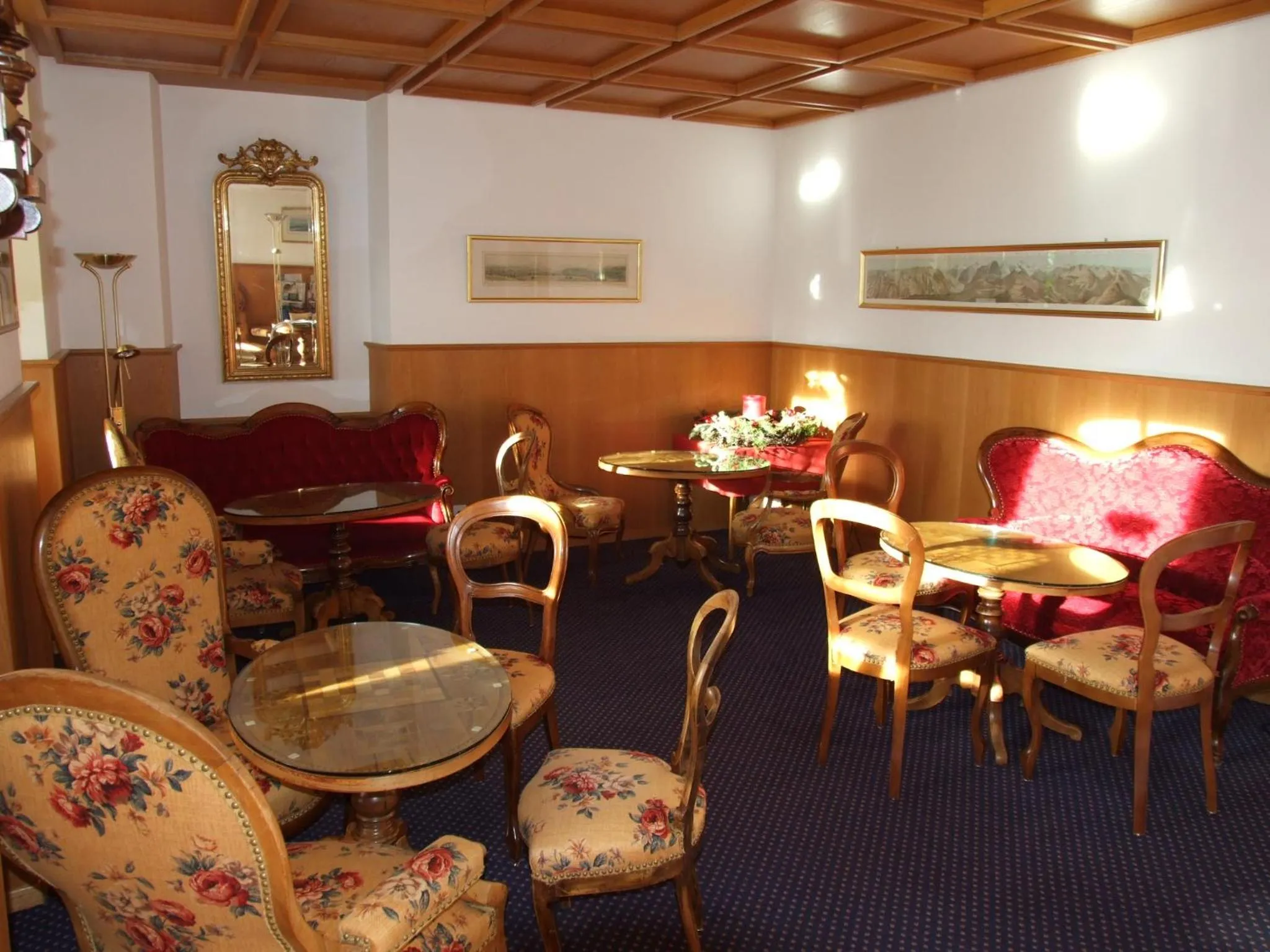 Communal lounge/ TV room in Hotel Bellevue - Traditional Swiss Hideaway