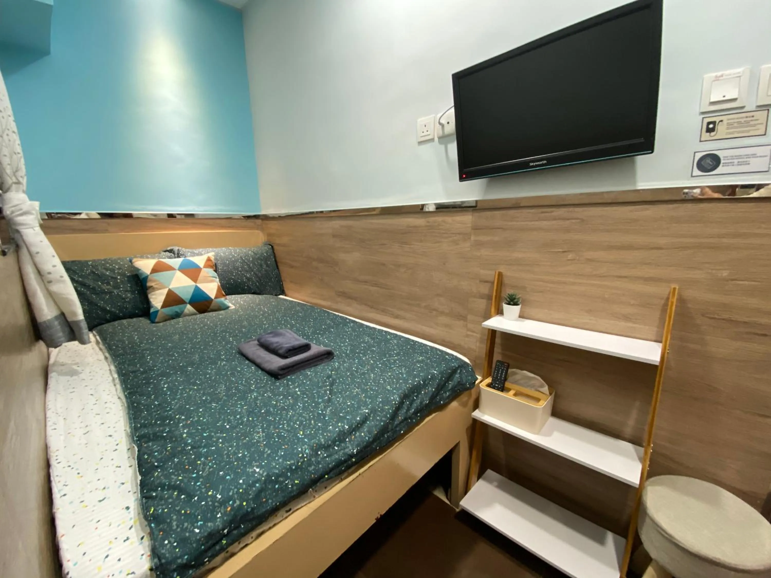 Bed in Royal Paris Guest House 皇家巴黎賓館