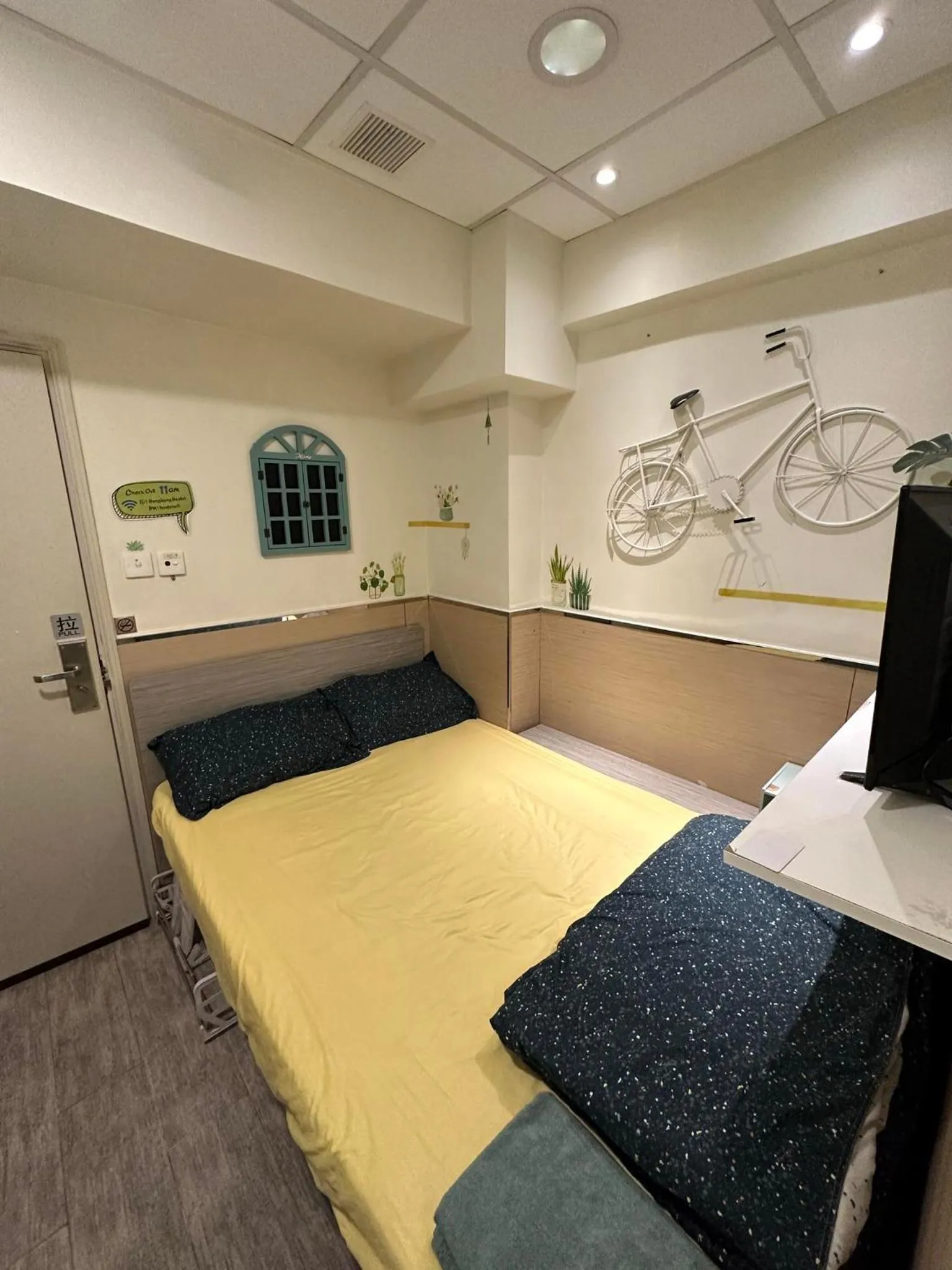 Bed in Royal Paris Guest House 皇家巴黎賓館