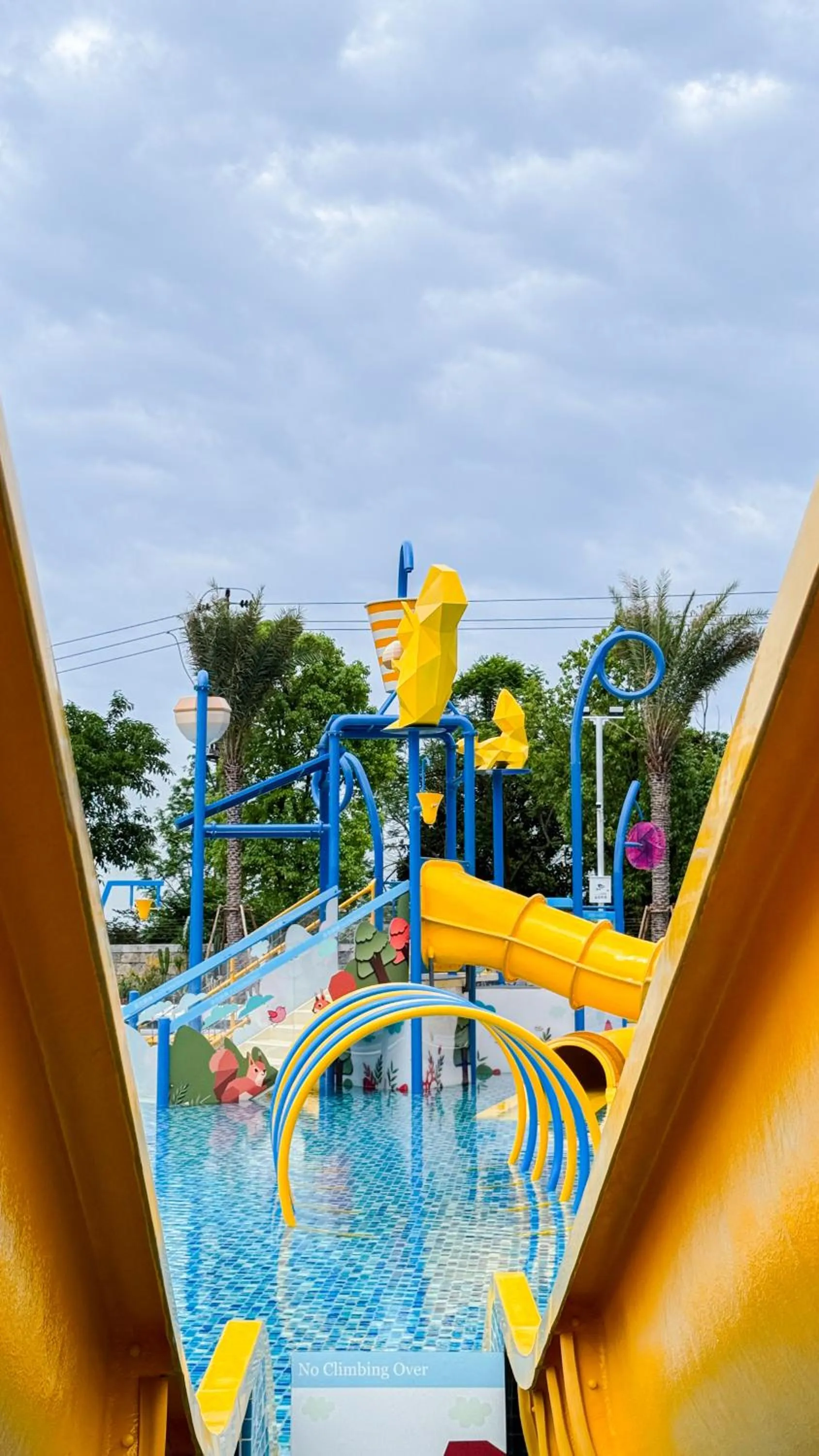 Swimming pool in Melia Chongqing