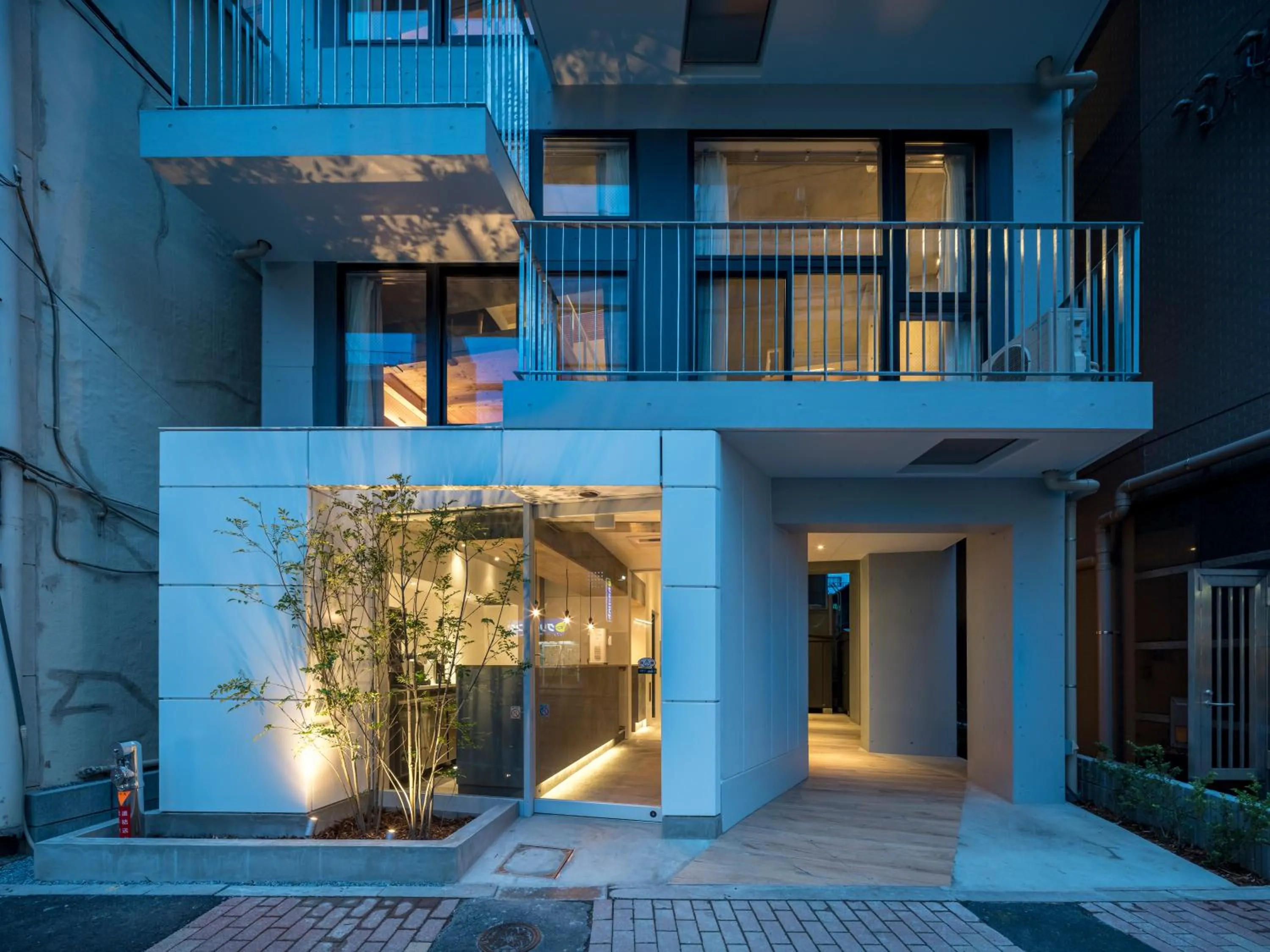 Facade/entrance in dots. tokyo