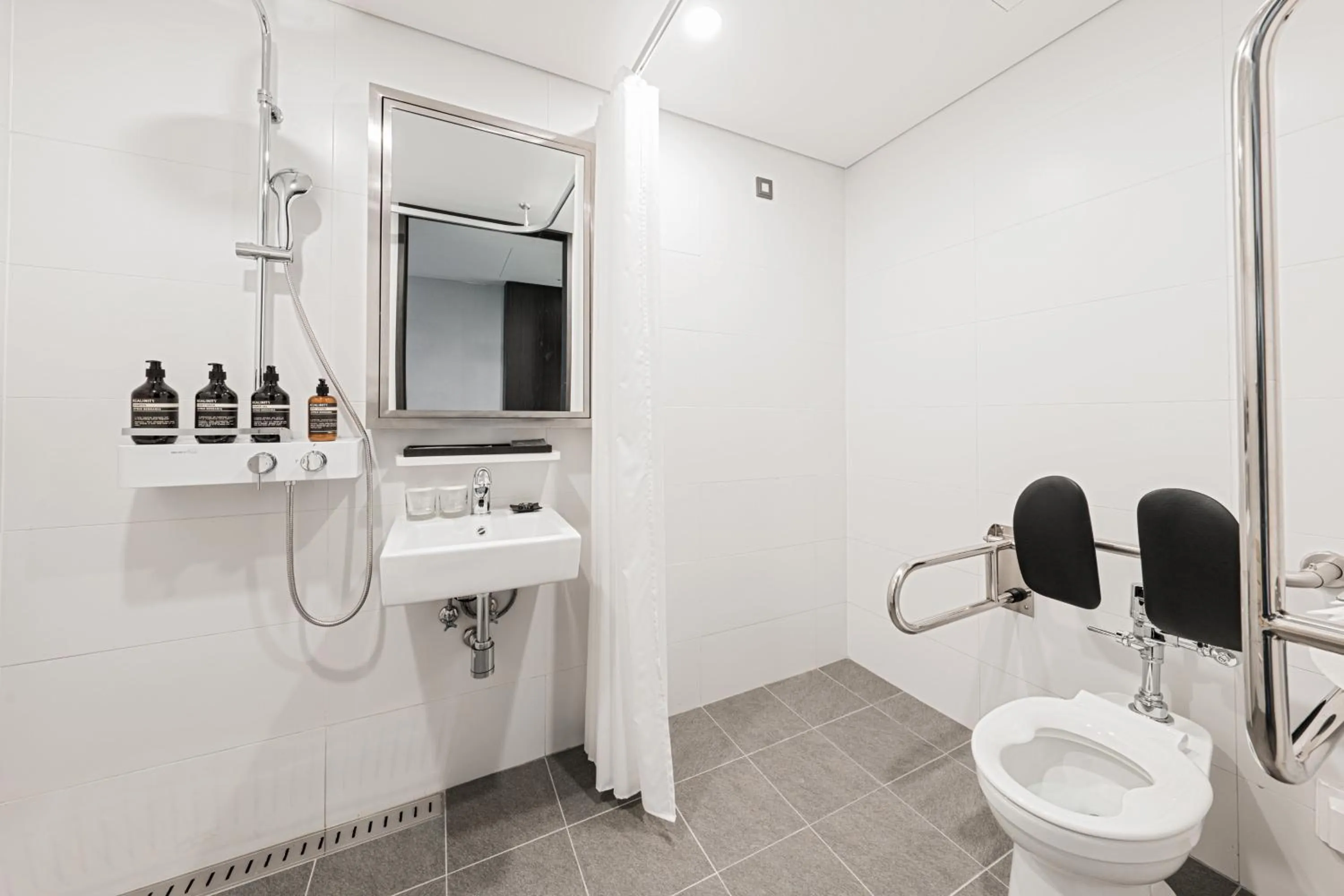 Toilet in Nine Tree by Parnas Seoul Pangyo