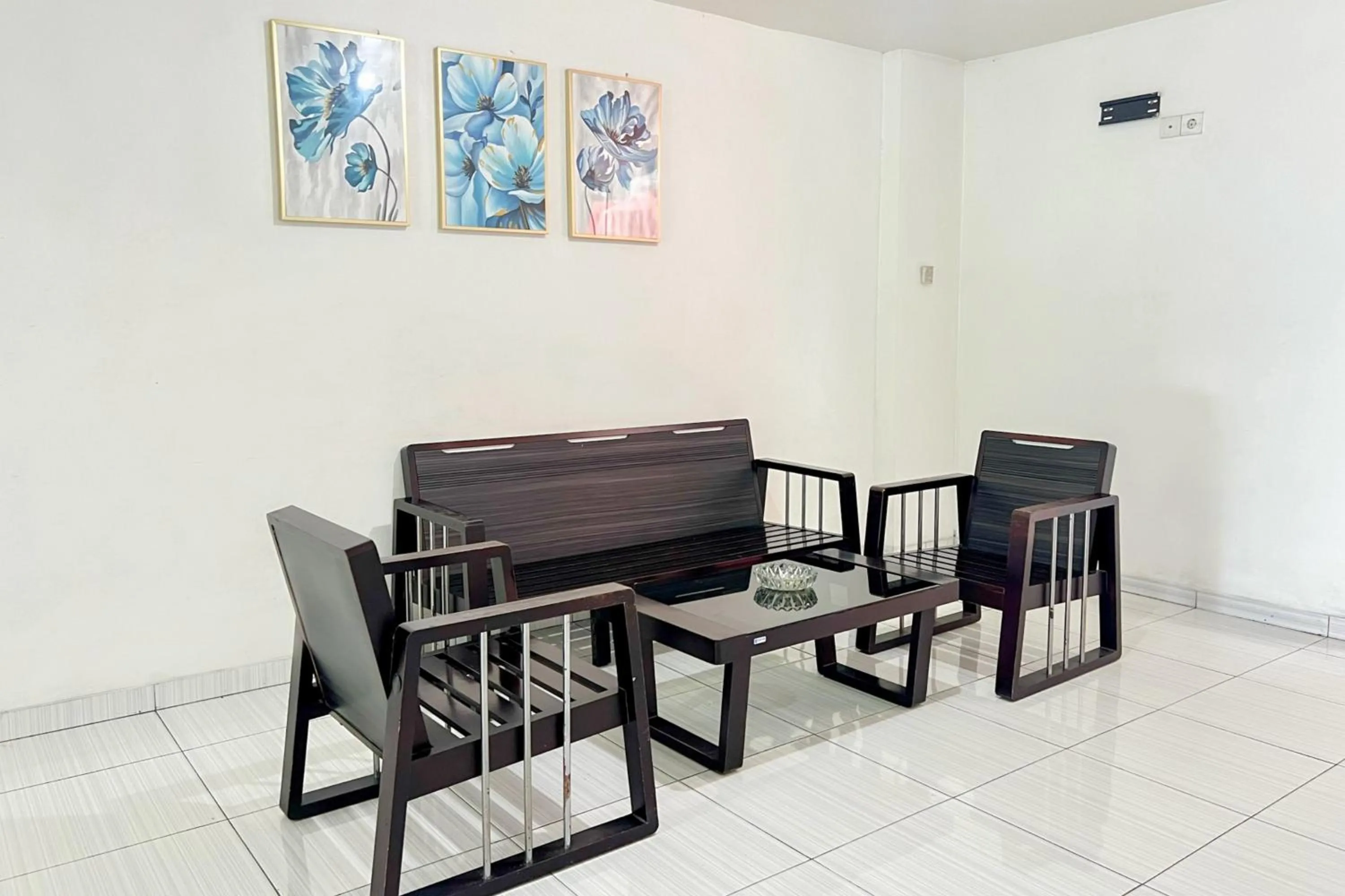 Seating area in RedDoorz at Vall Guest House Balikpapan