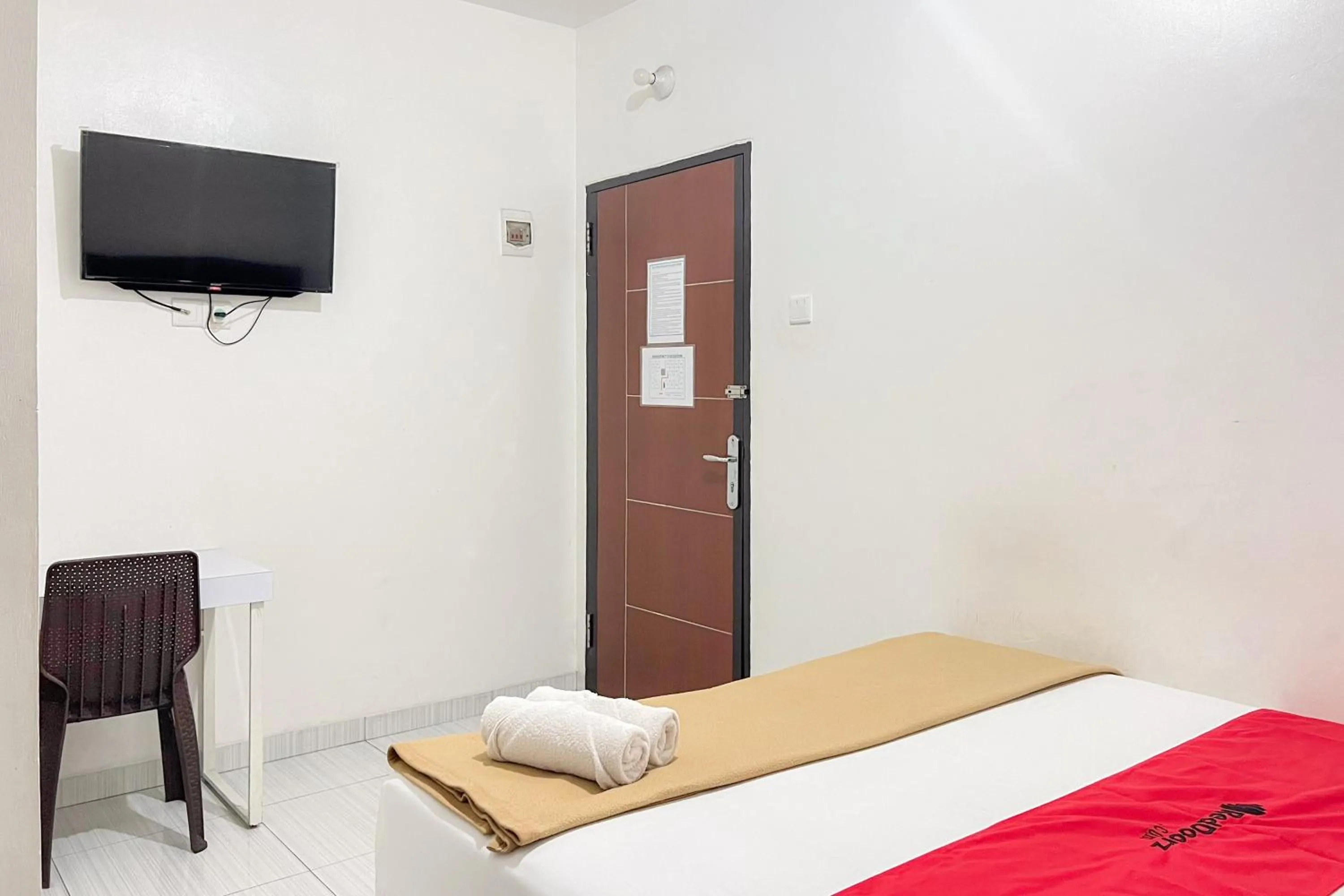 Bedroom, Bed in RedDoorz at Vall Guest House Balikpapan