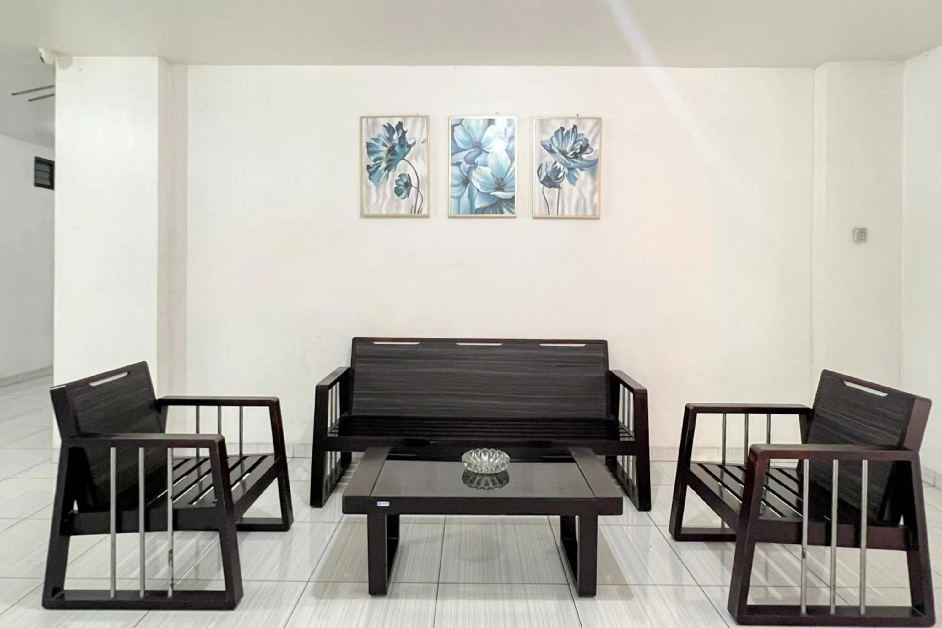 Seating area in RedDoorz at Vall Guest House Balikpapan