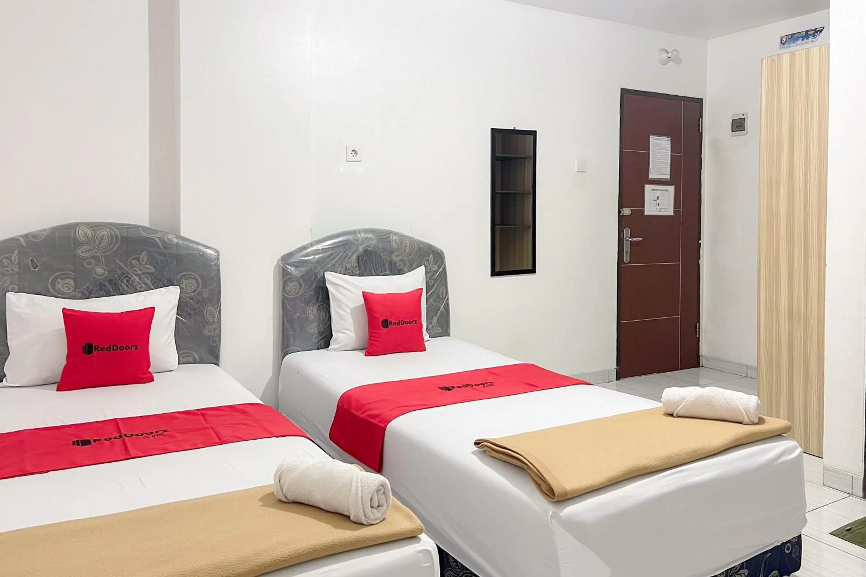 Bedroom, Bed in RedDoorz at Vall Guest House Balikpapan