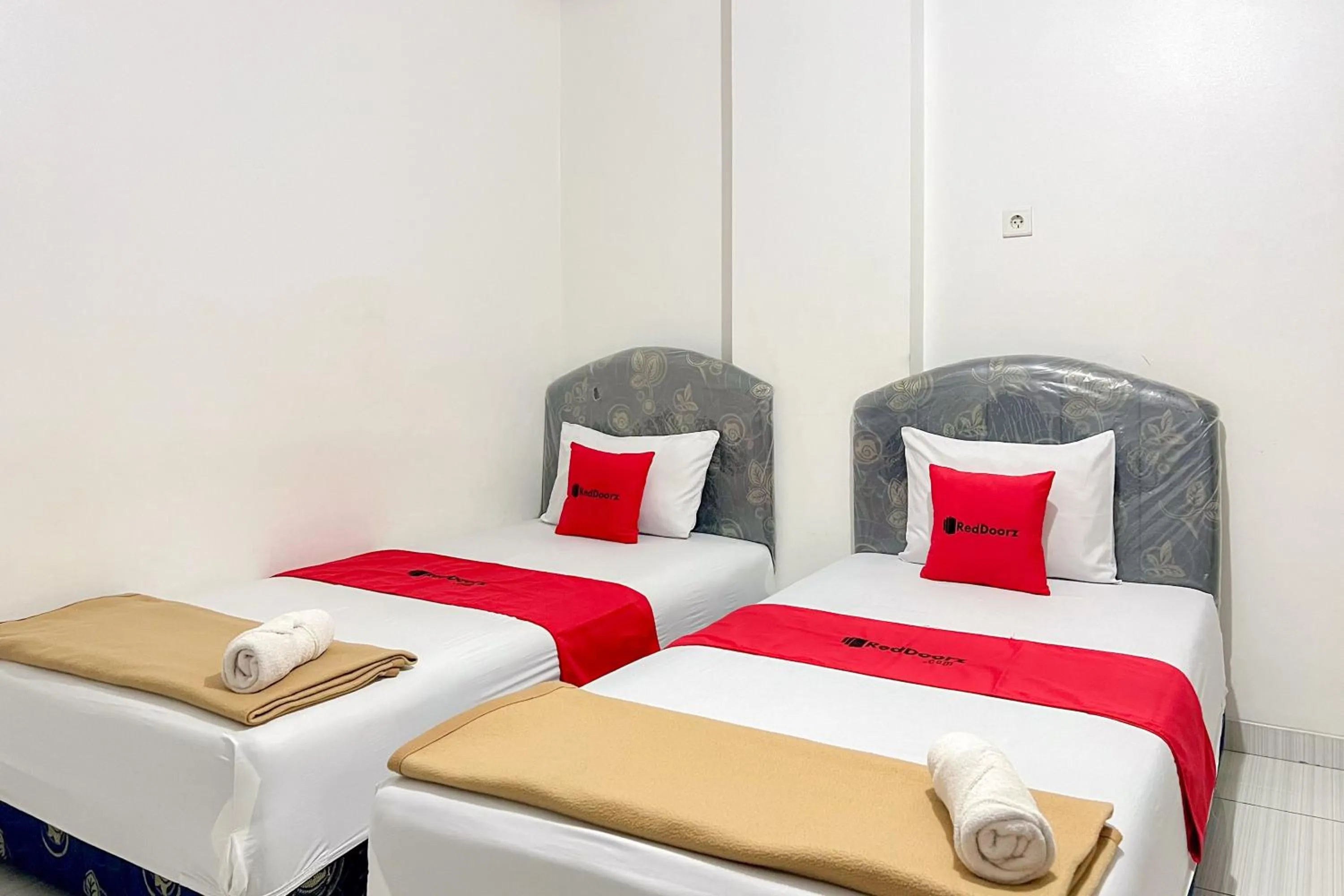 Bedroom, Bed in RedDoorz at Vall Guest House Balikpapan