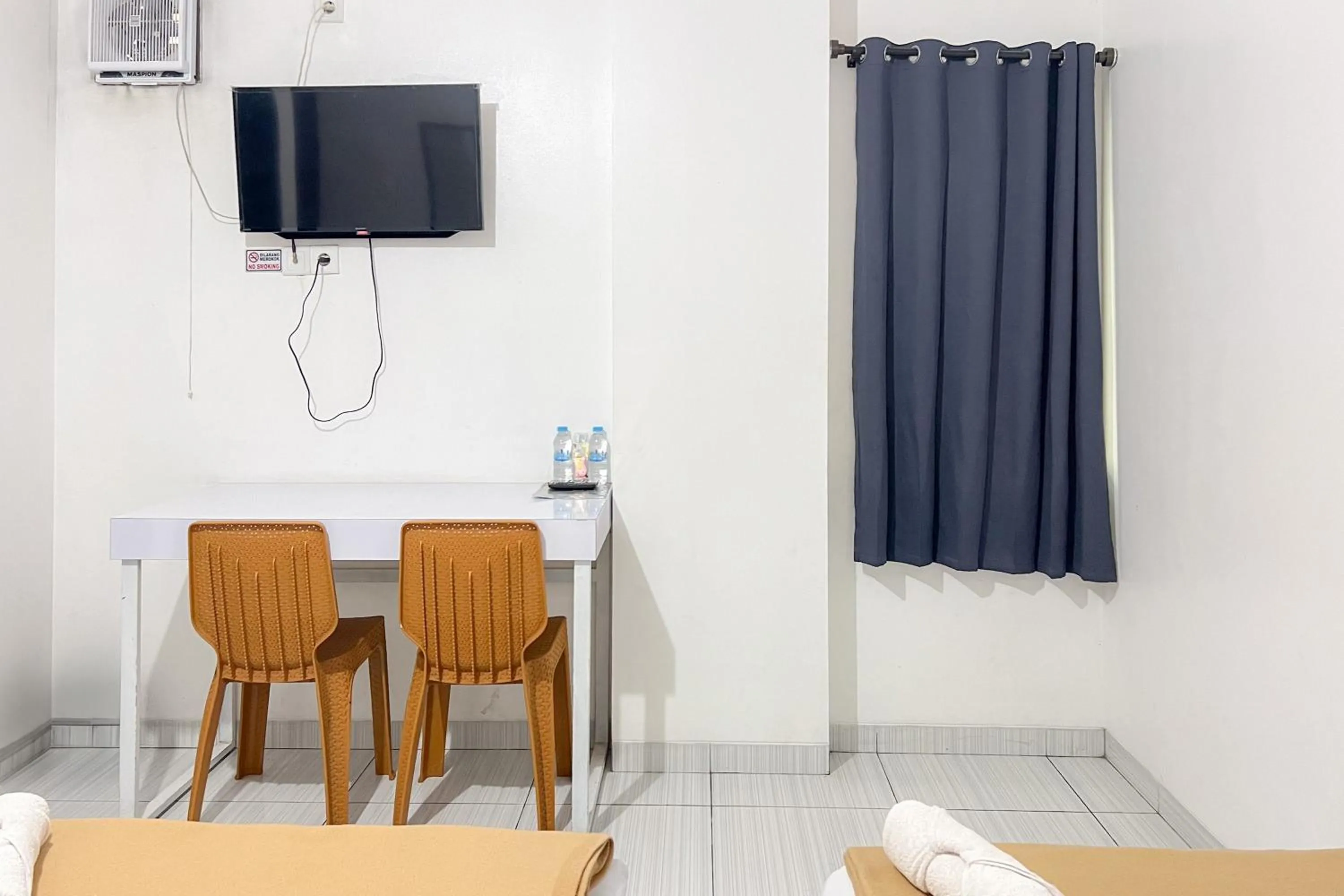 TV and multimedia in RedDoorz at Vall Guest House Balikpapan