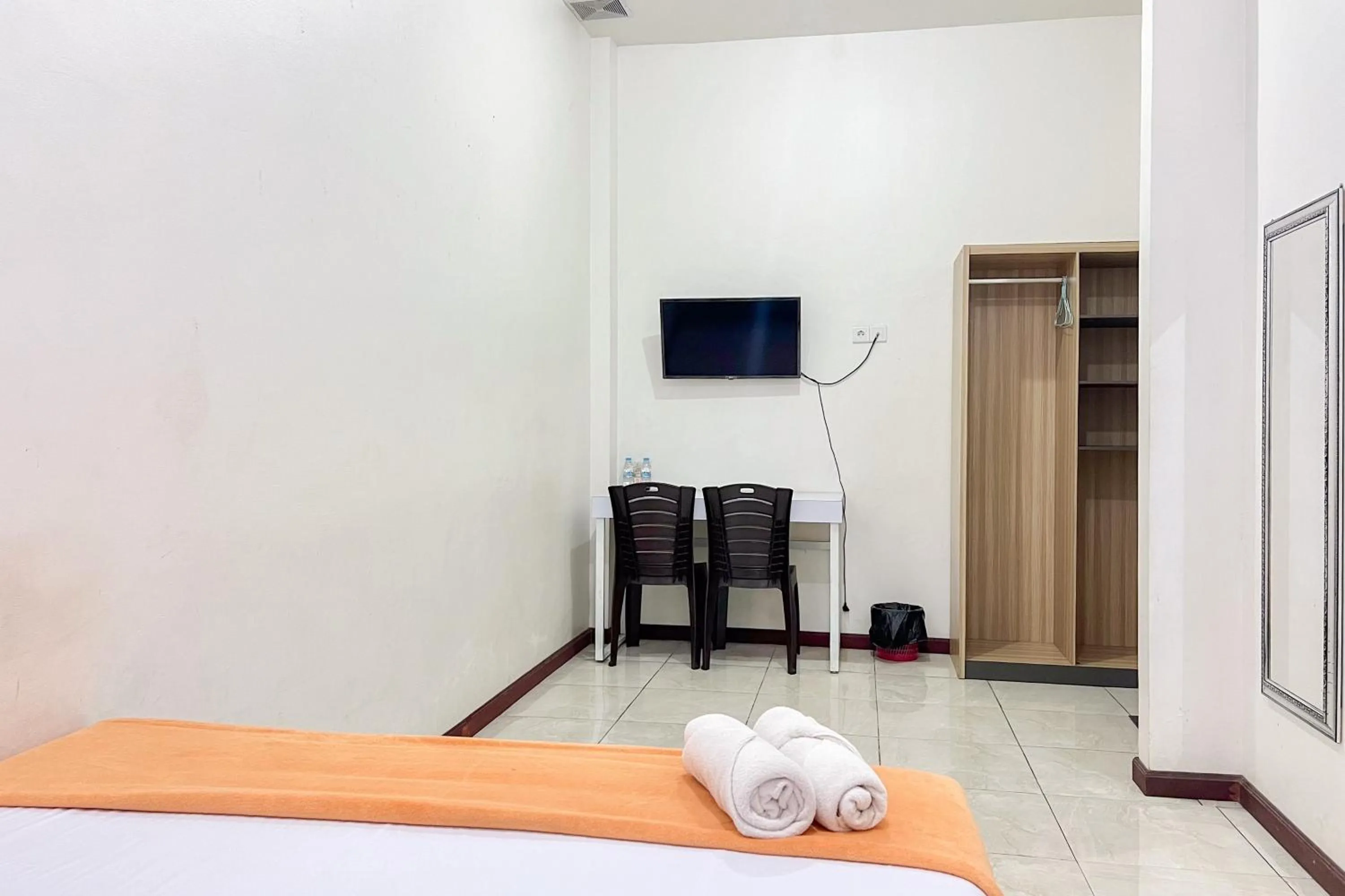 Bedroom, Bed in RedDoorz at Vall Guest House Balikpapan