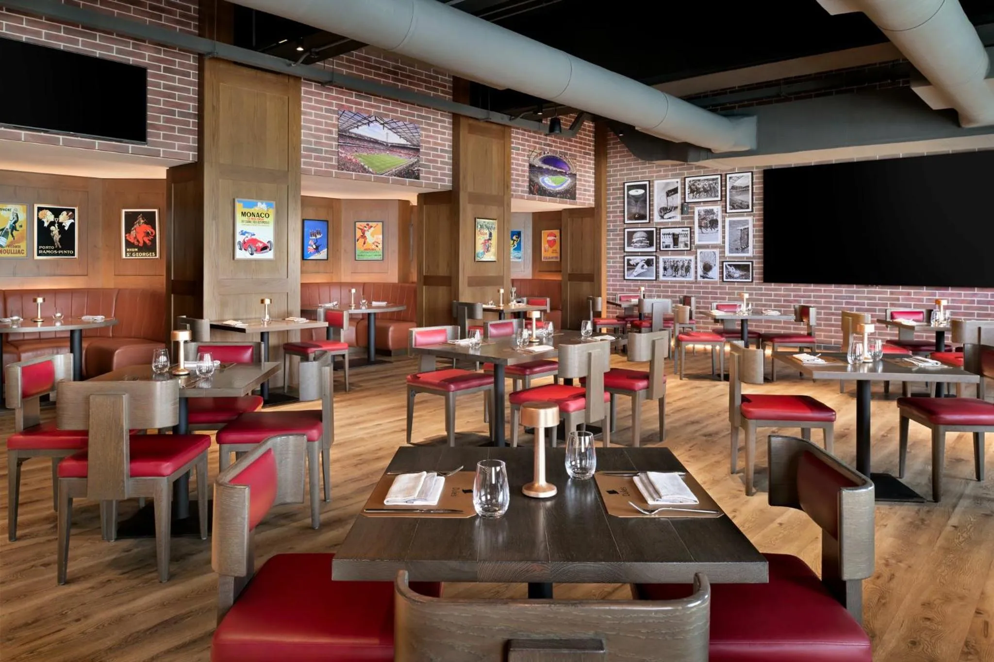 Lounge or bar in Crowne Plaza Muscat by IHG