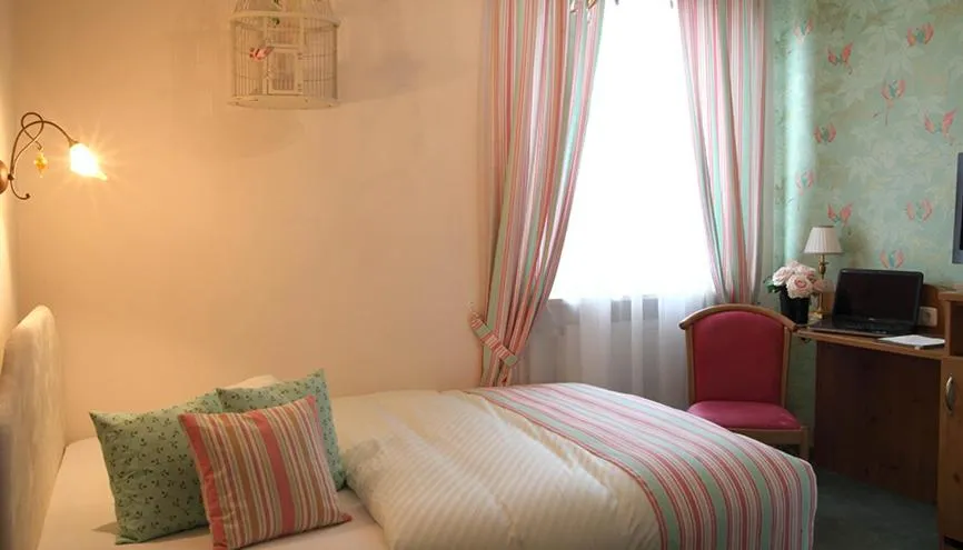 Bedroom, Bed in Alpina Hotel