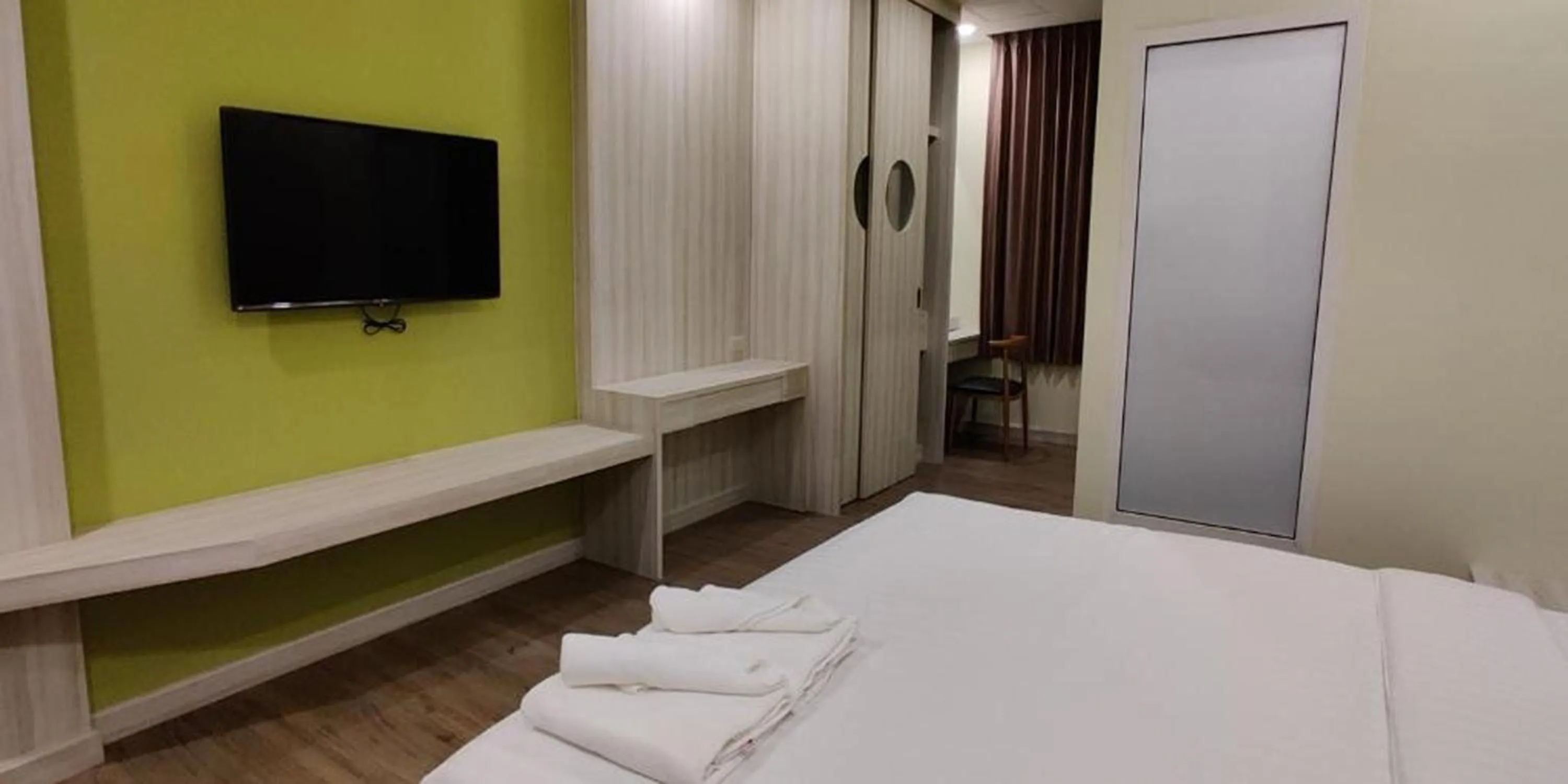 Bed in 2M Place Apartment