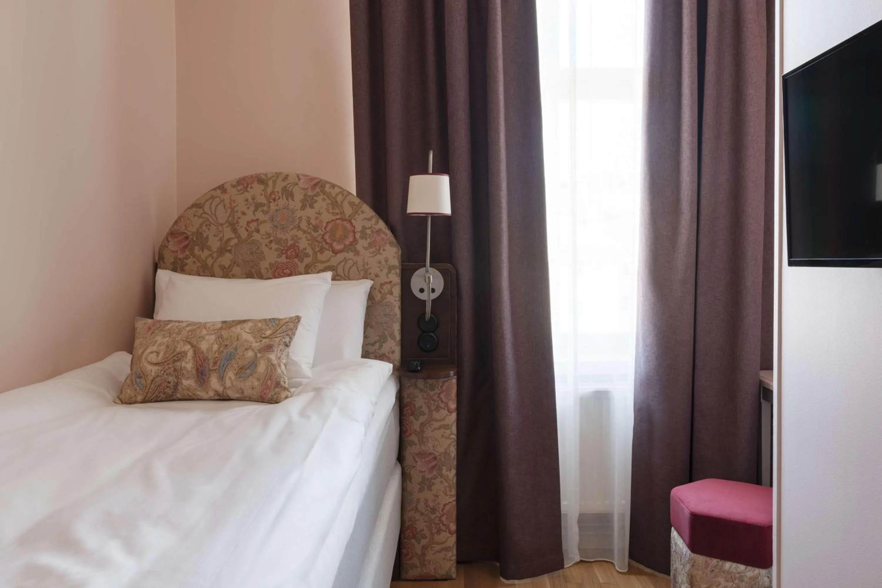 TV and multimedia, Bed in Hotel Ruth, WorldHotels Crafted