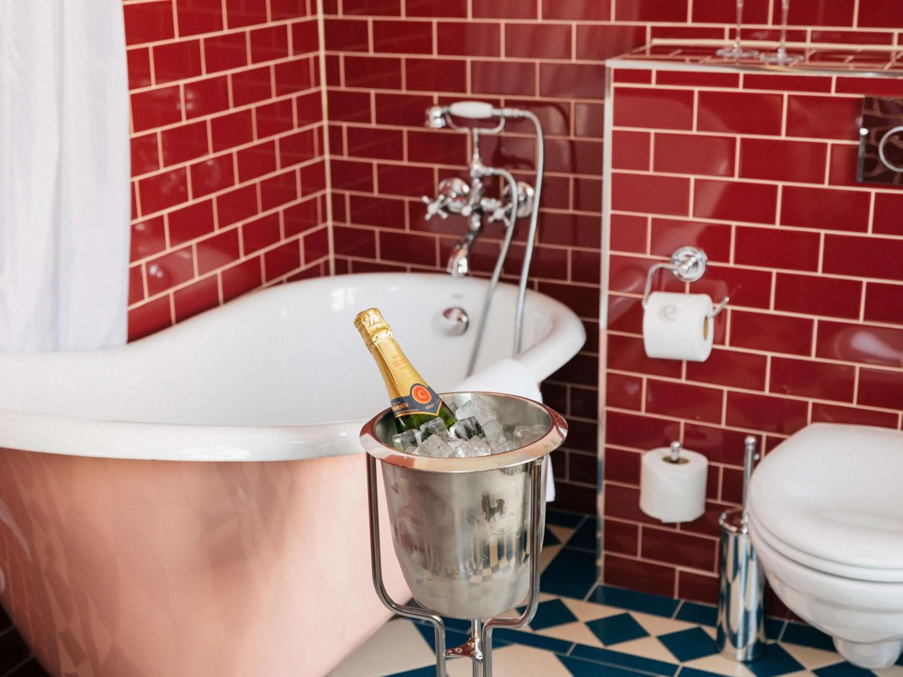 Bathroom in Hotel Ruth, WorldHotels Crafted