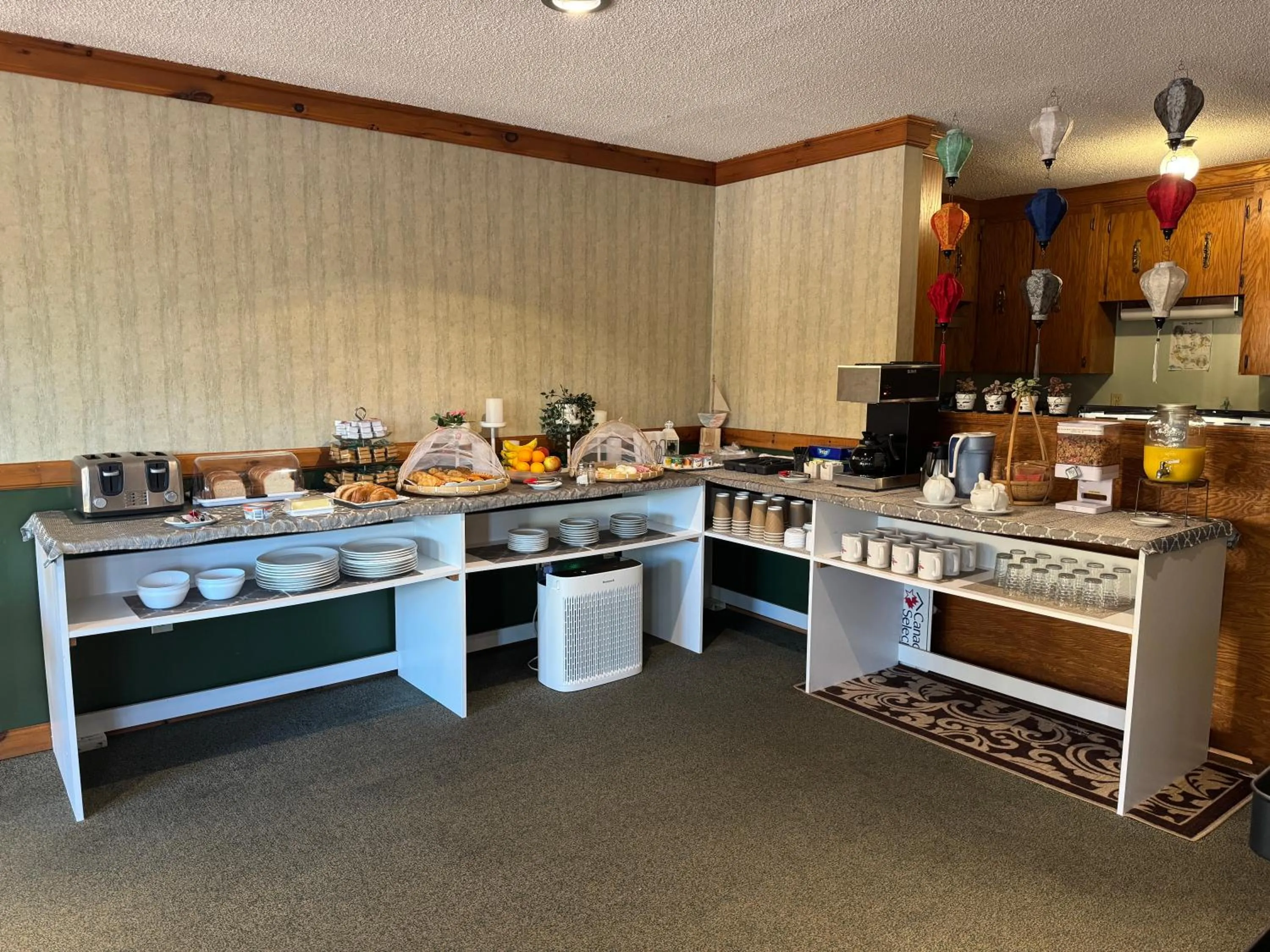 Breakfast in New Age Inn - Voyageur