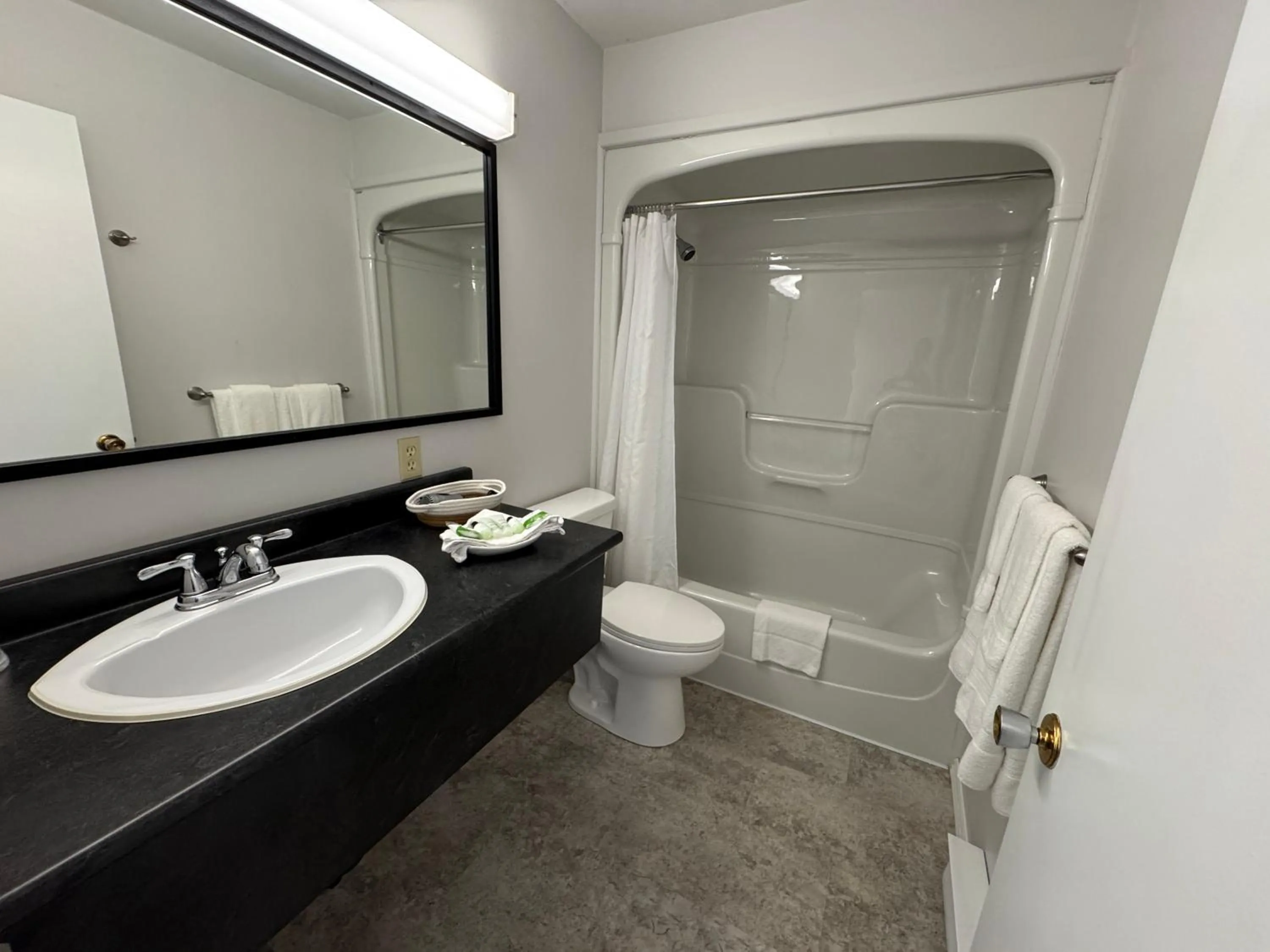 Bathroom in New Age Inn - Voyageur