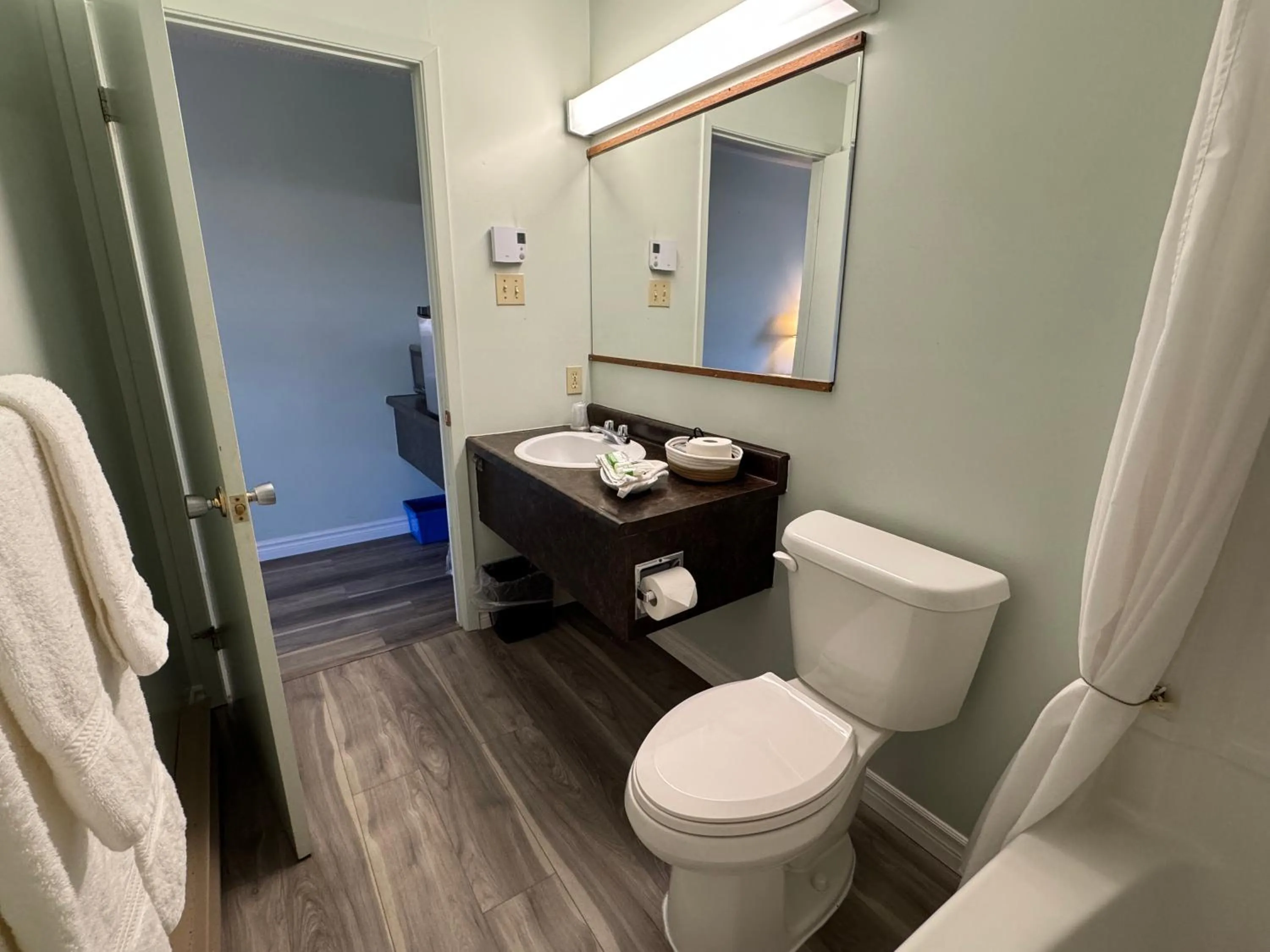 Toilet in New Age Inn - Voyageur