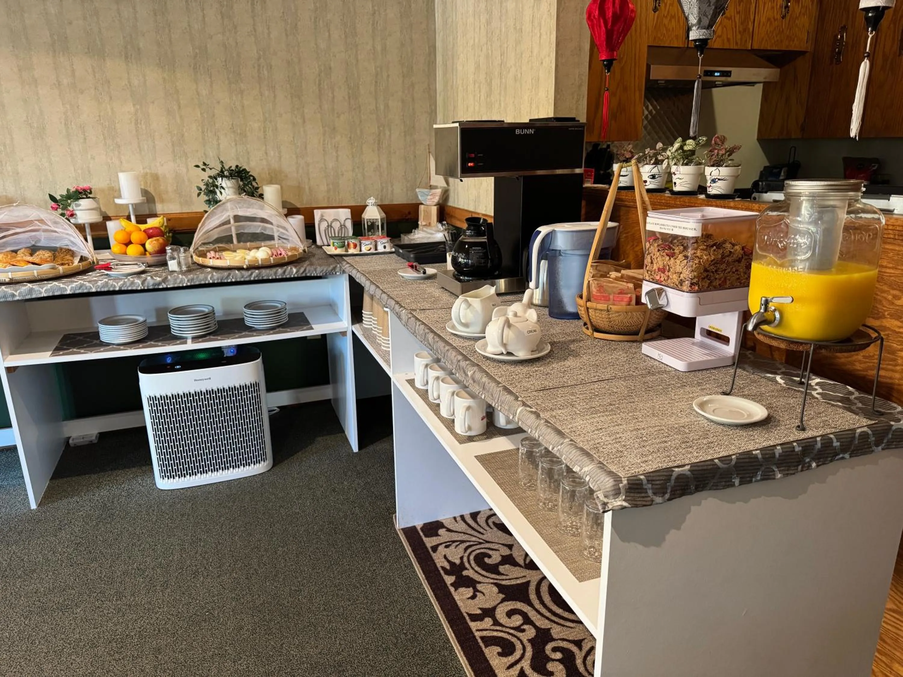 Breakfast in New Age Inn - Voyageur