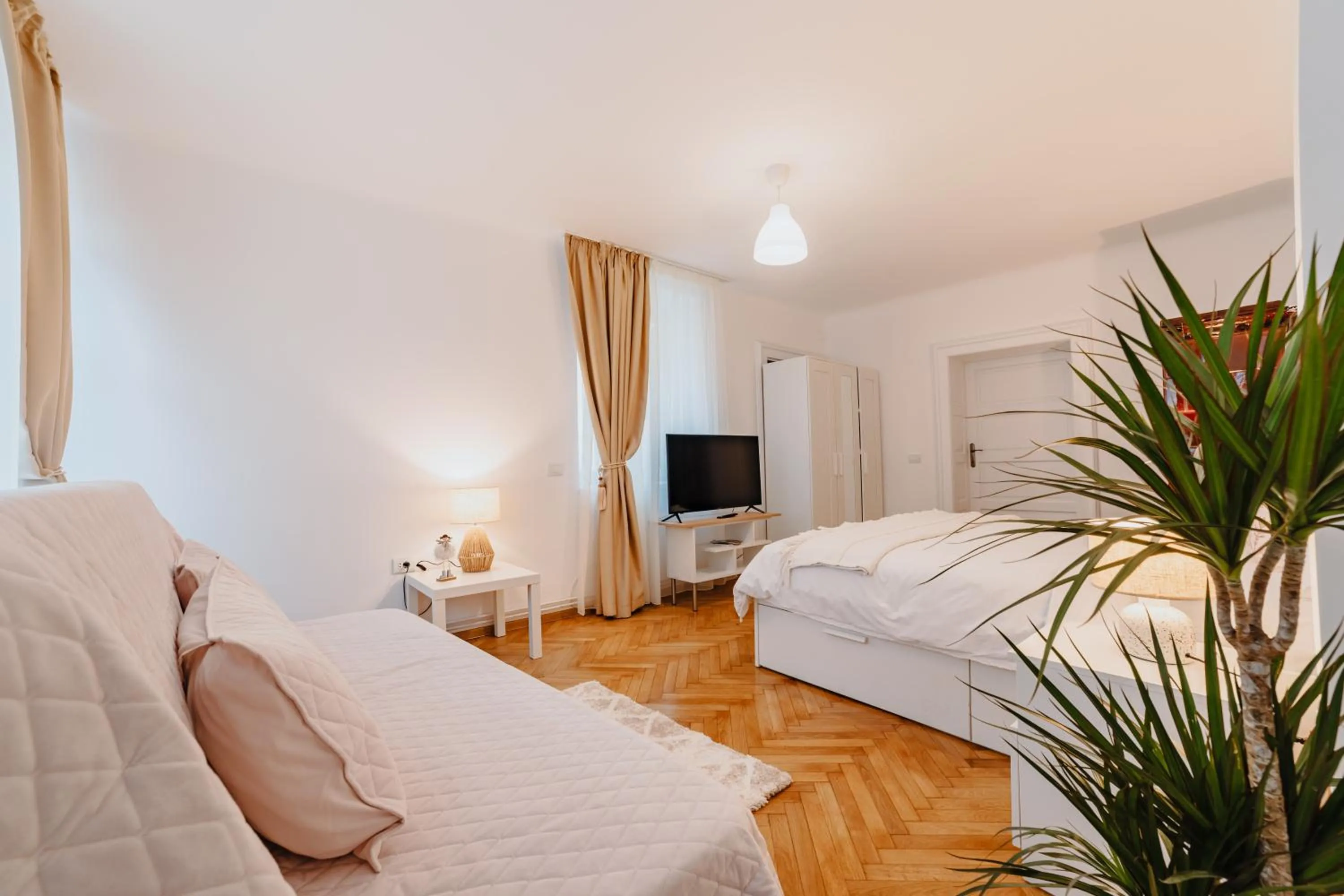 Bed in ALBERT RESIDENCE Brasov with complimentary parking off site