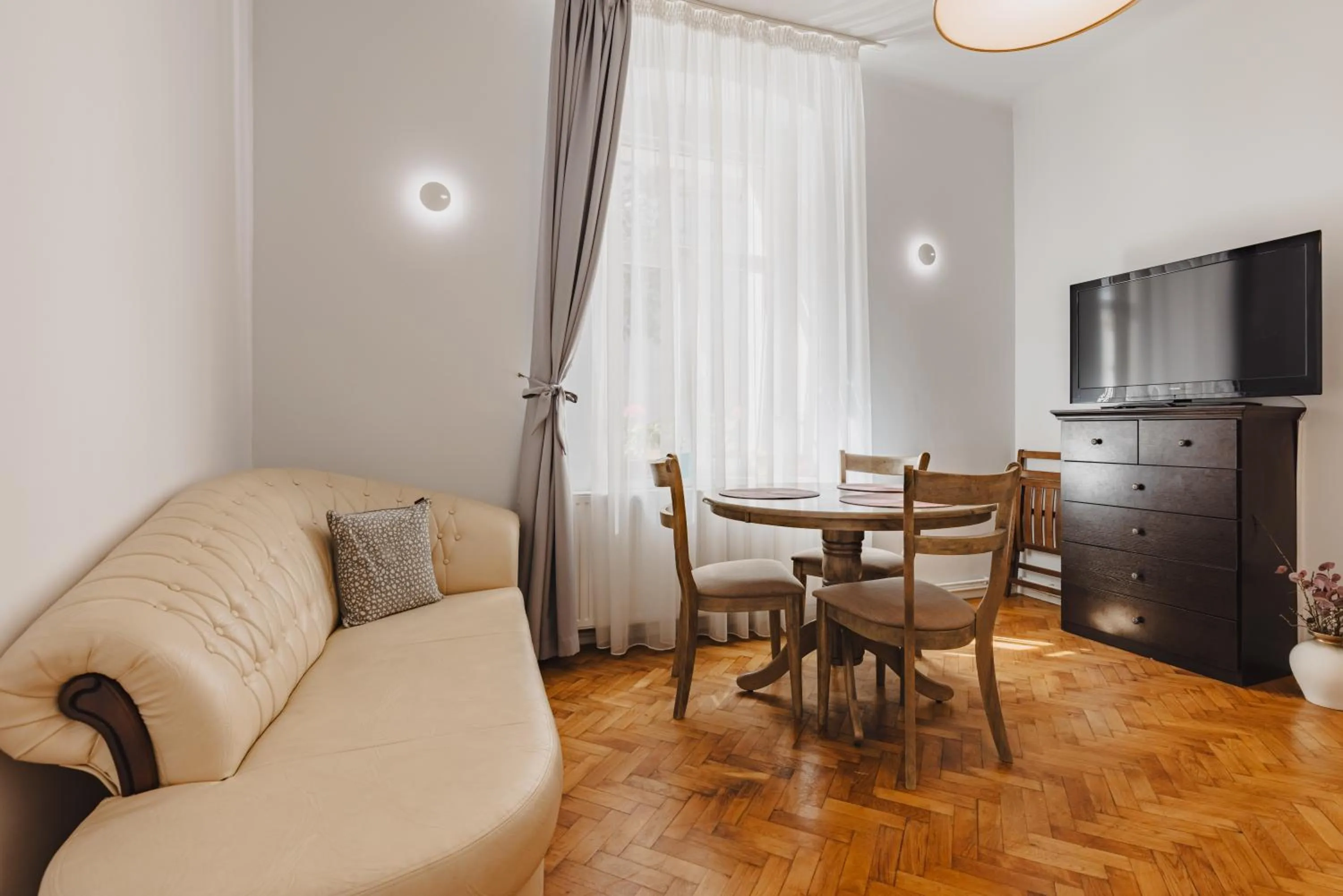 Dining area in ALBERT RESIDENCE Brasov with complimentary parking off site