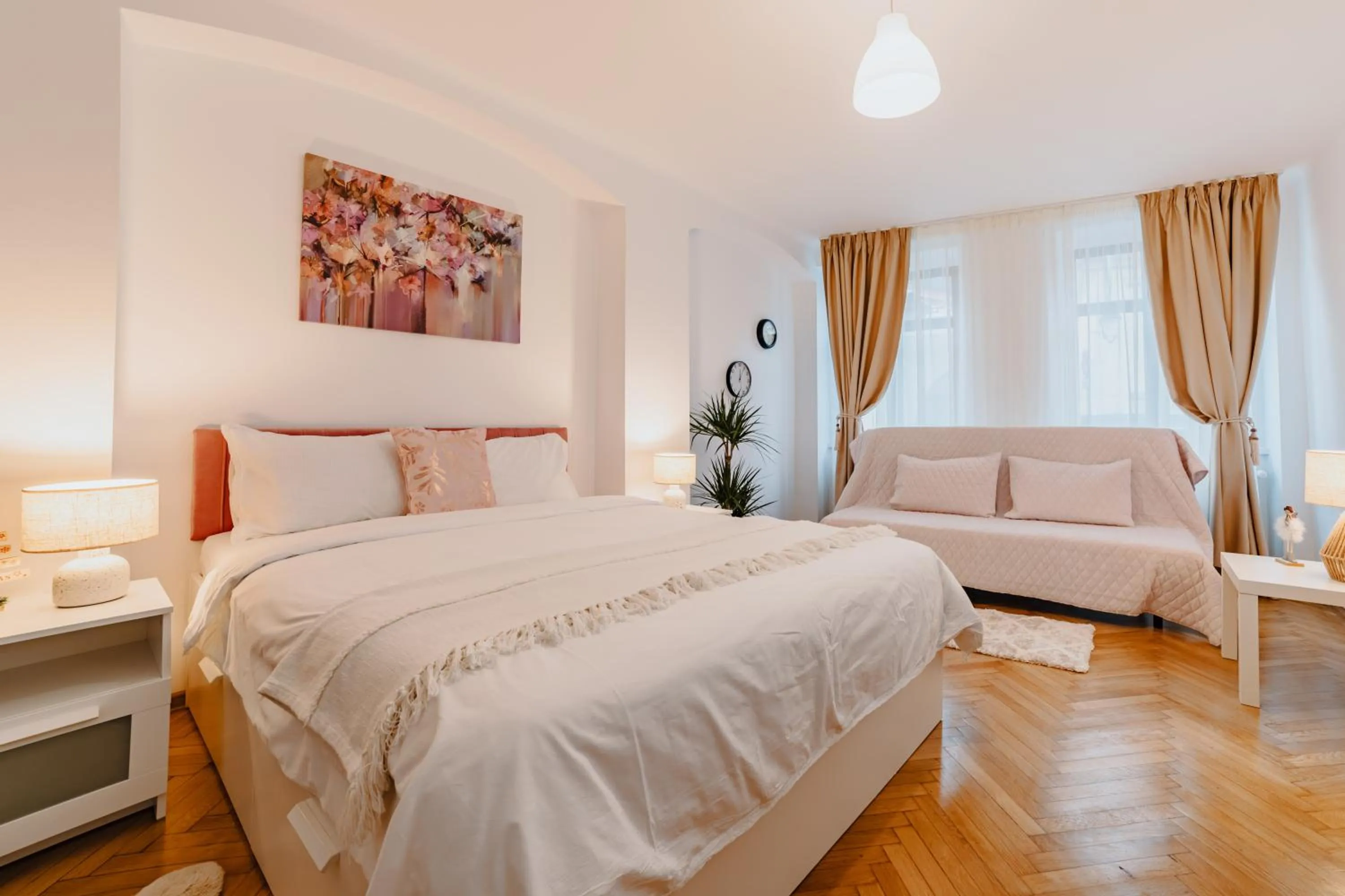 Bed in ALBERT RESIDENCE Brasov with complimentary parking off site