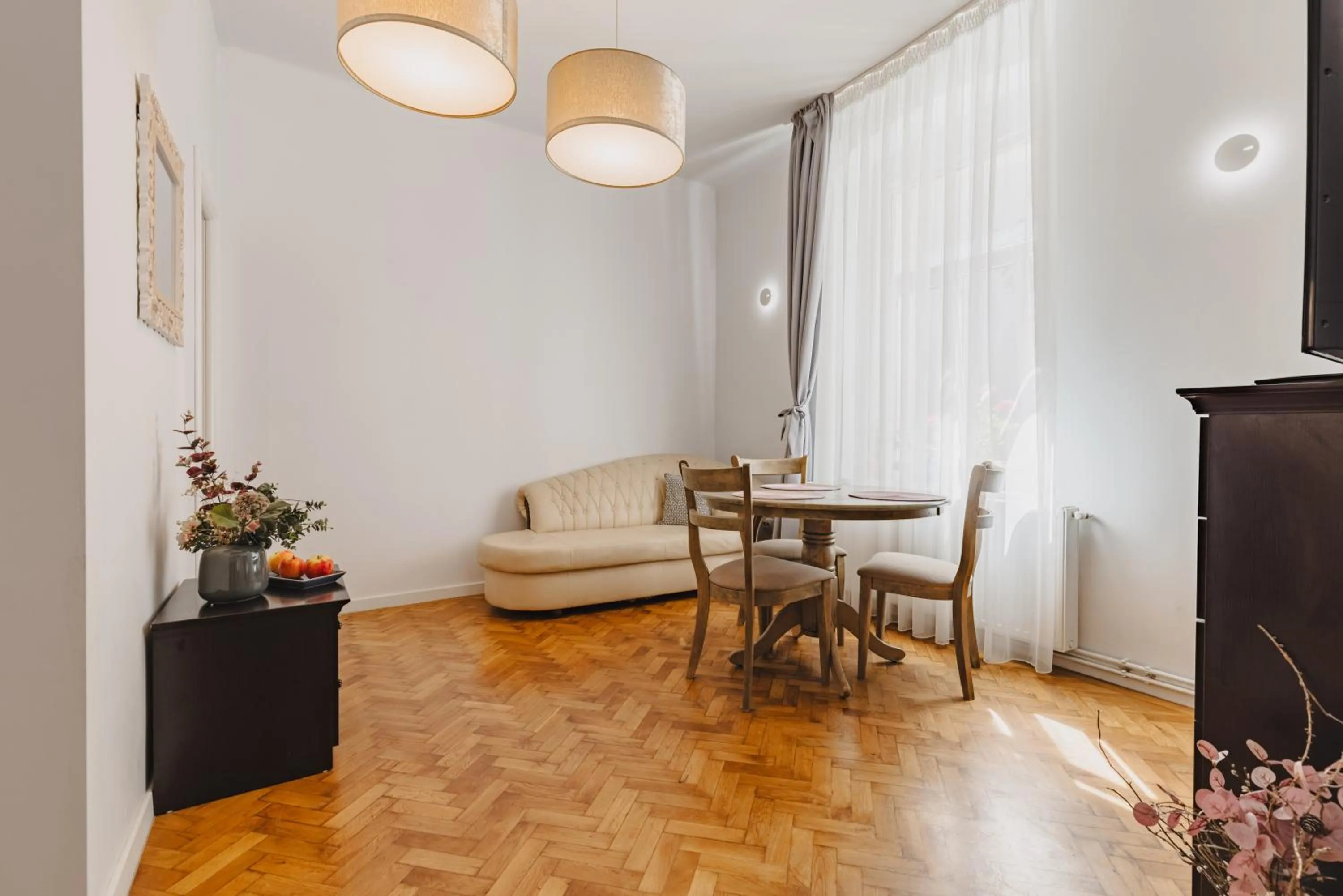 Dining area in ALBERT RESIDENCE Brasov with complimentary parking off site