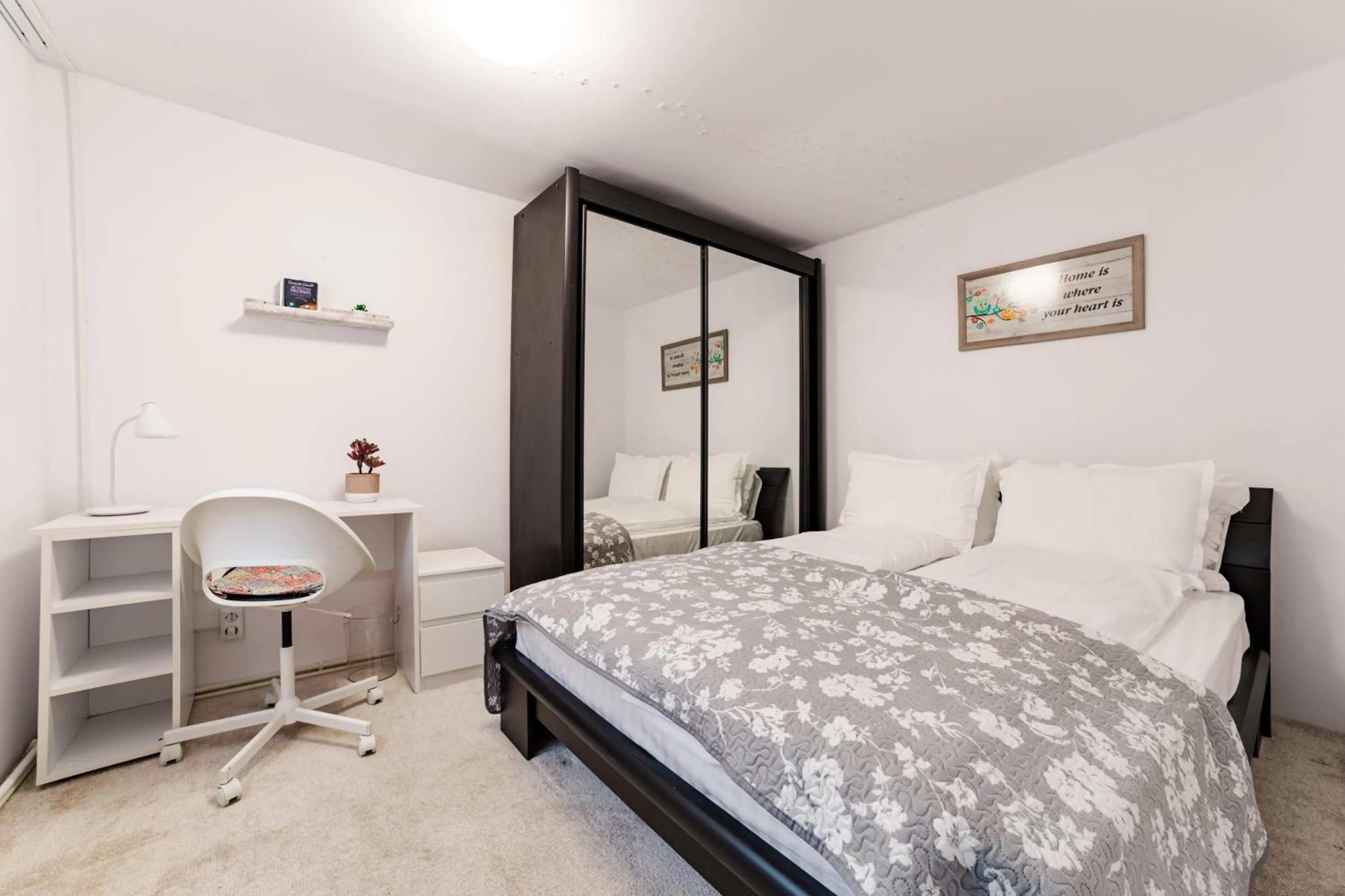 Bed in ALBERT RESIDENCE Brasov with complimentary parking off site