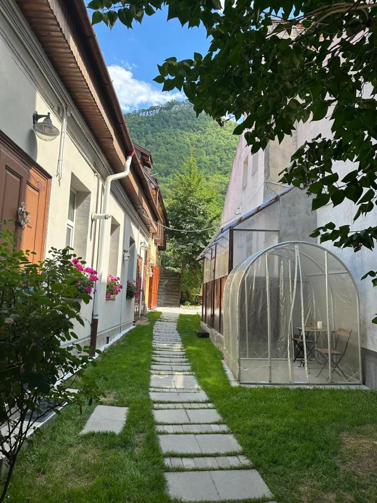 Property building in ALBERT RESIDENCE Brasov with complimentary parking off site