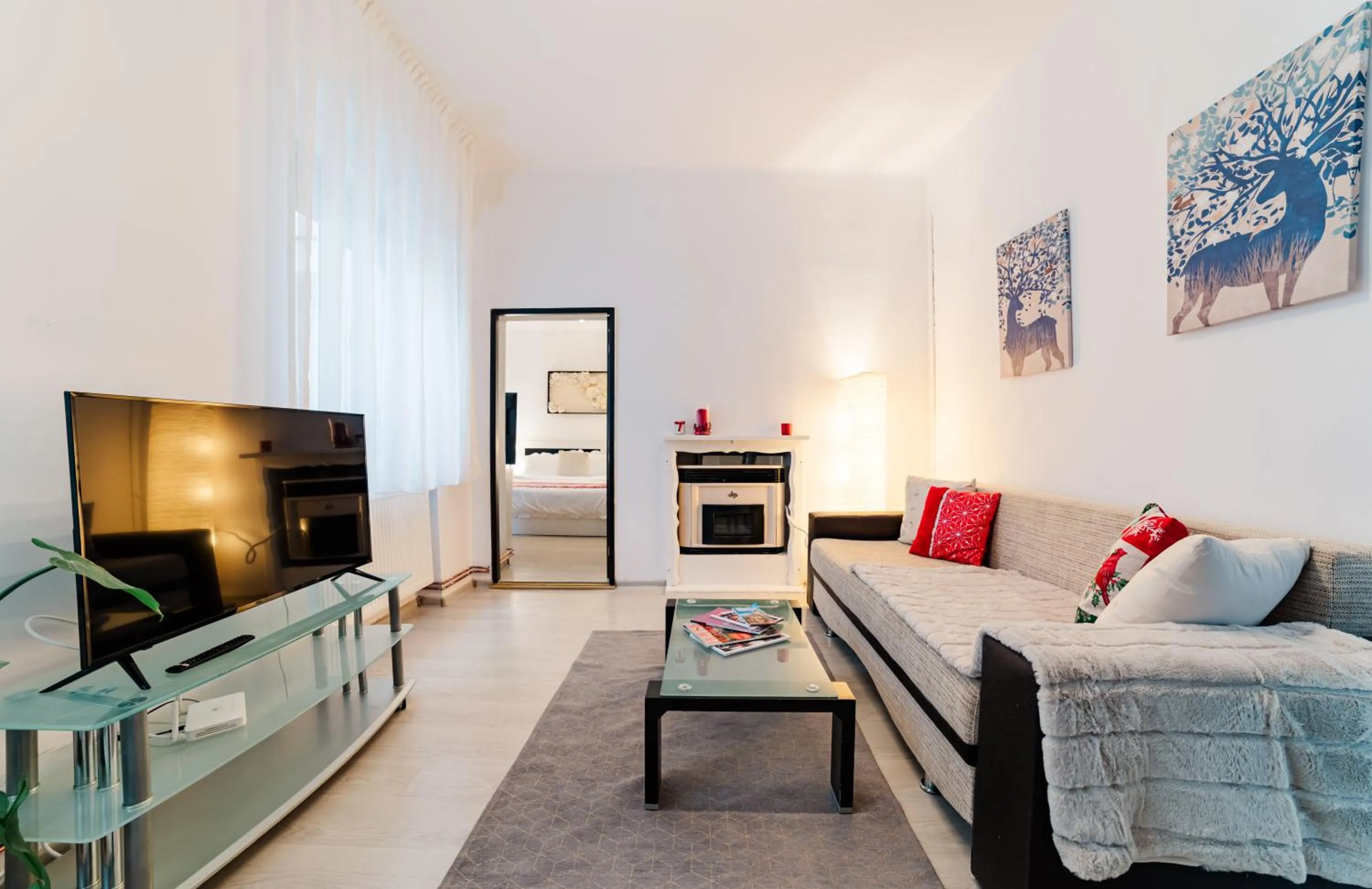 Communal lounge/ TV room in ALBERT RESIDENCE Brasov with complimentary parking off site