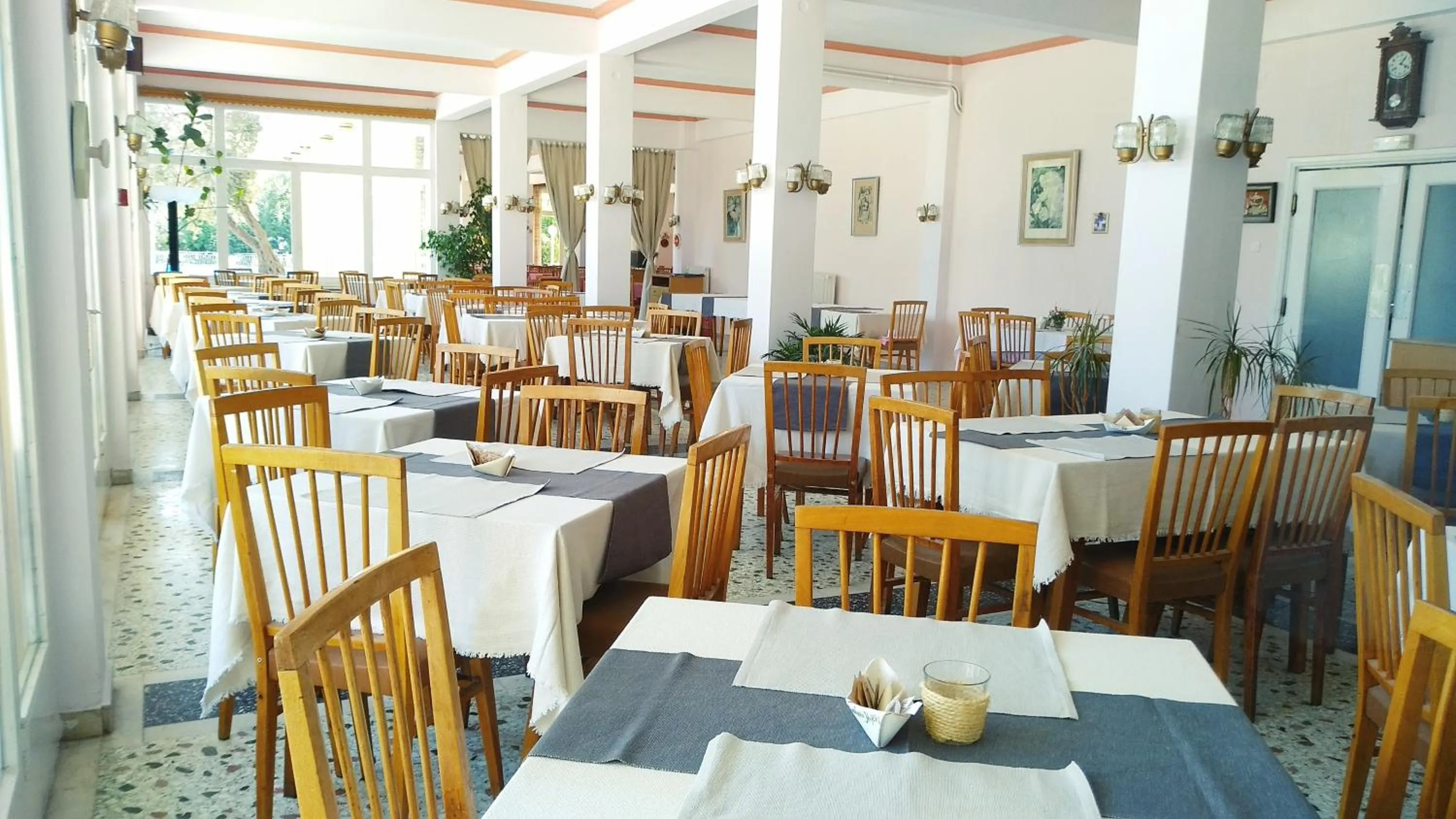 Restaurant/places to eat in Nireus Hotel