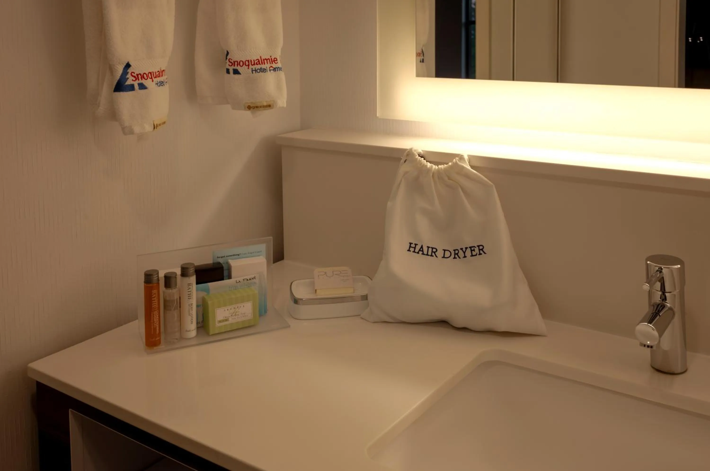 Toilet in Snoqualmie Inn by Hotel America