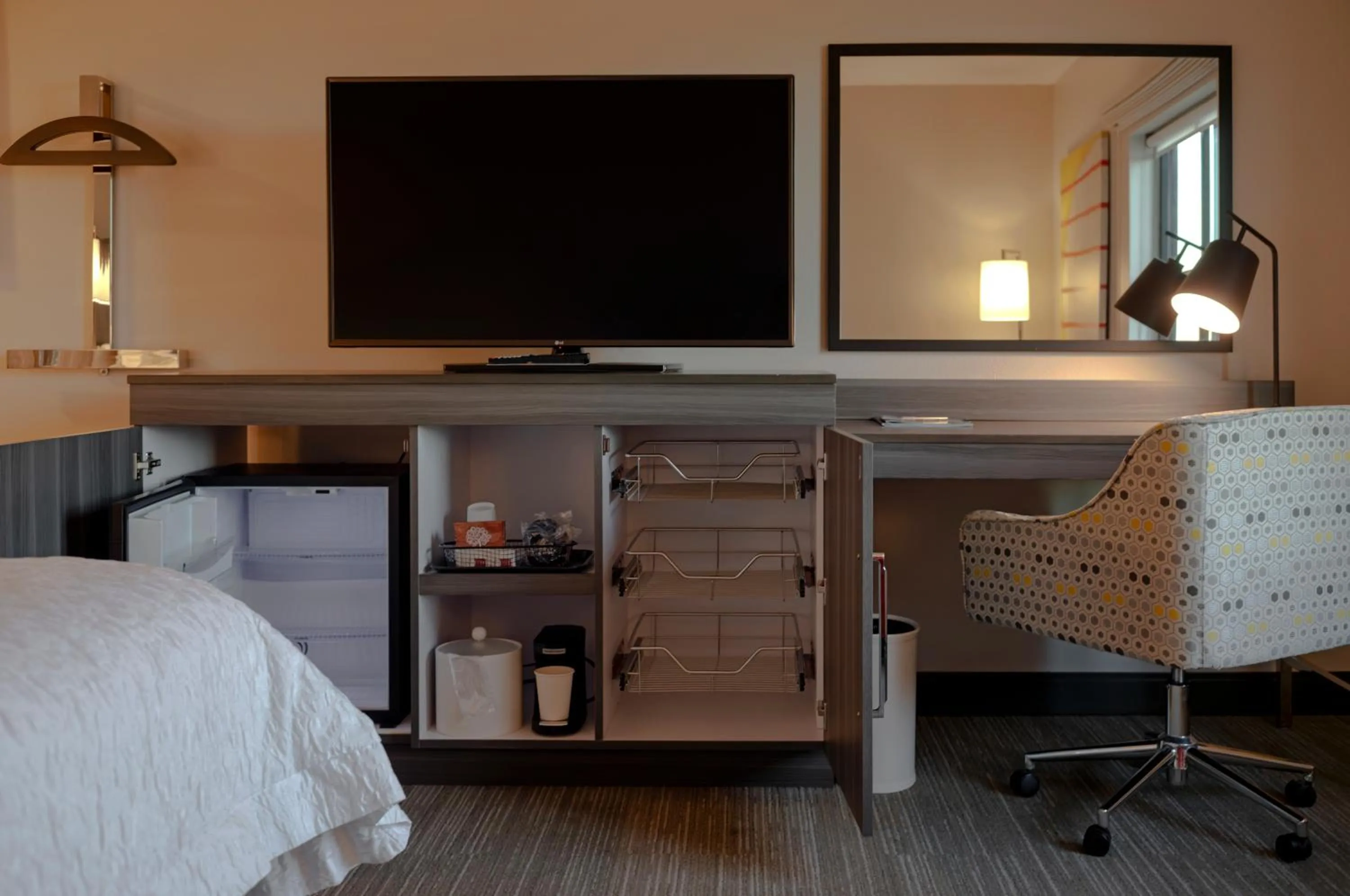 TV and multimedia, Bed in Snoqualmie Inn by Hotel America