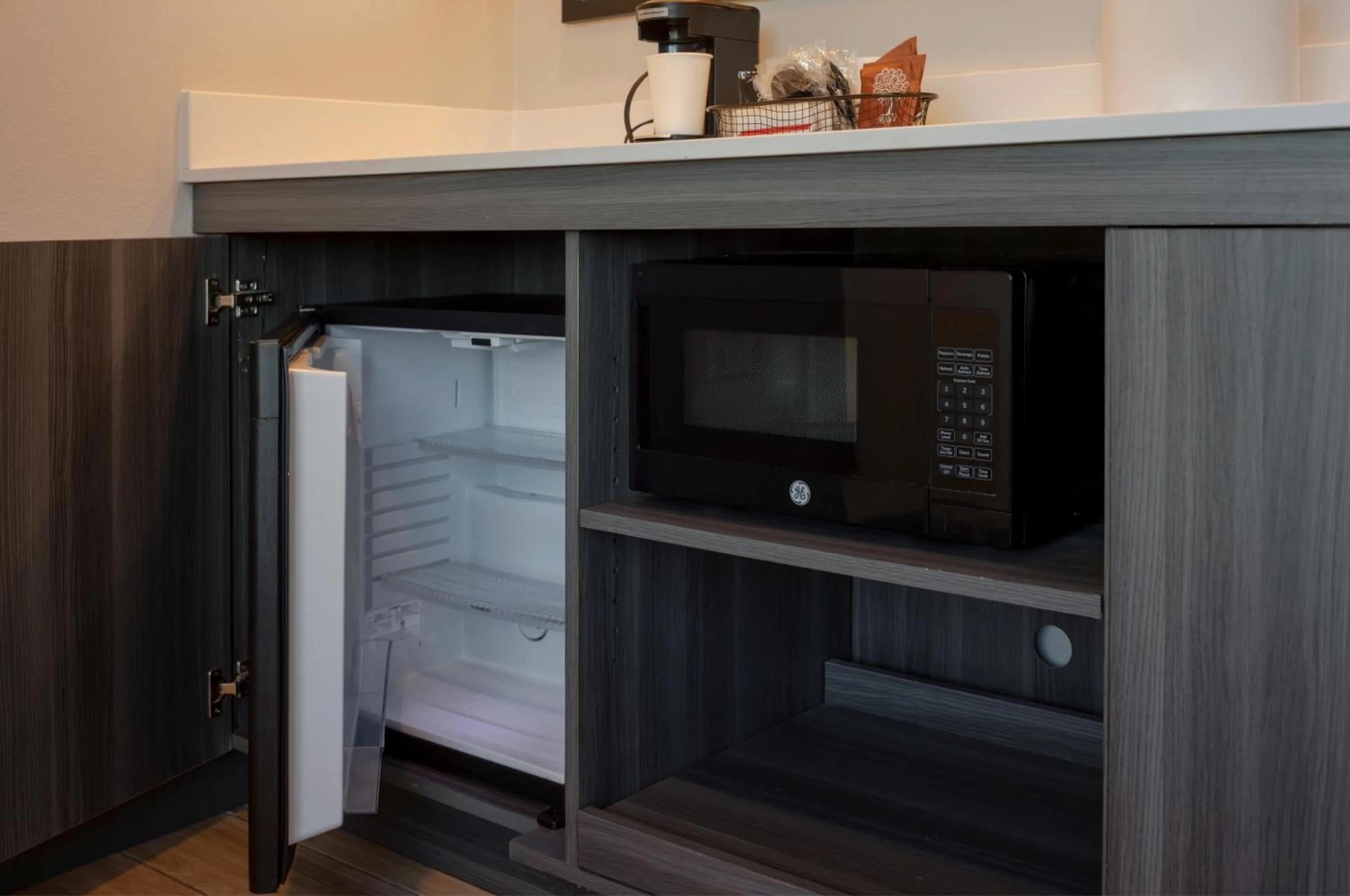 Kitchen or kitchenette, Bed in Snoqualmie Inn by Hotel America