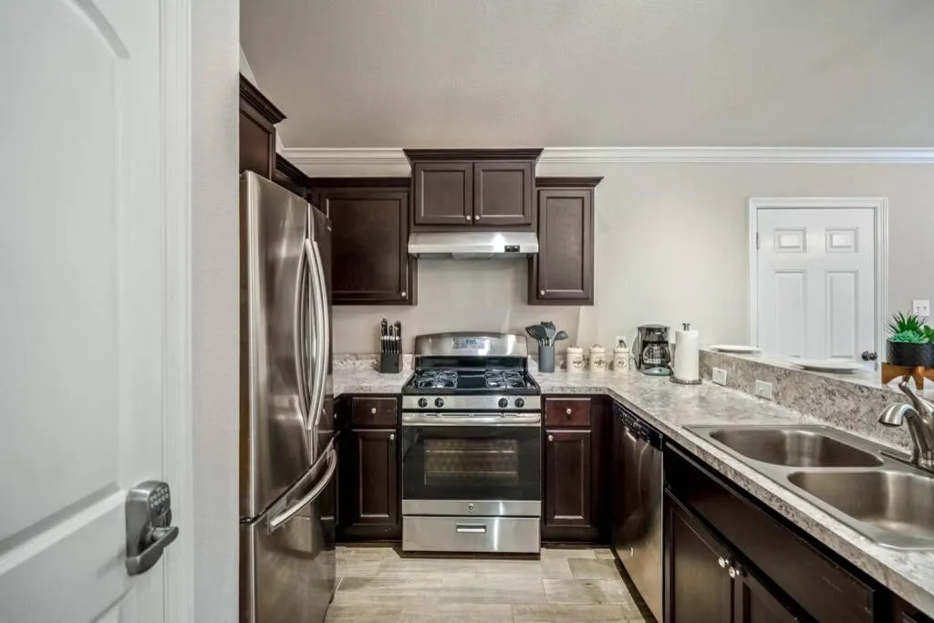 Kitchen or kitchenette in Reflection House at East River