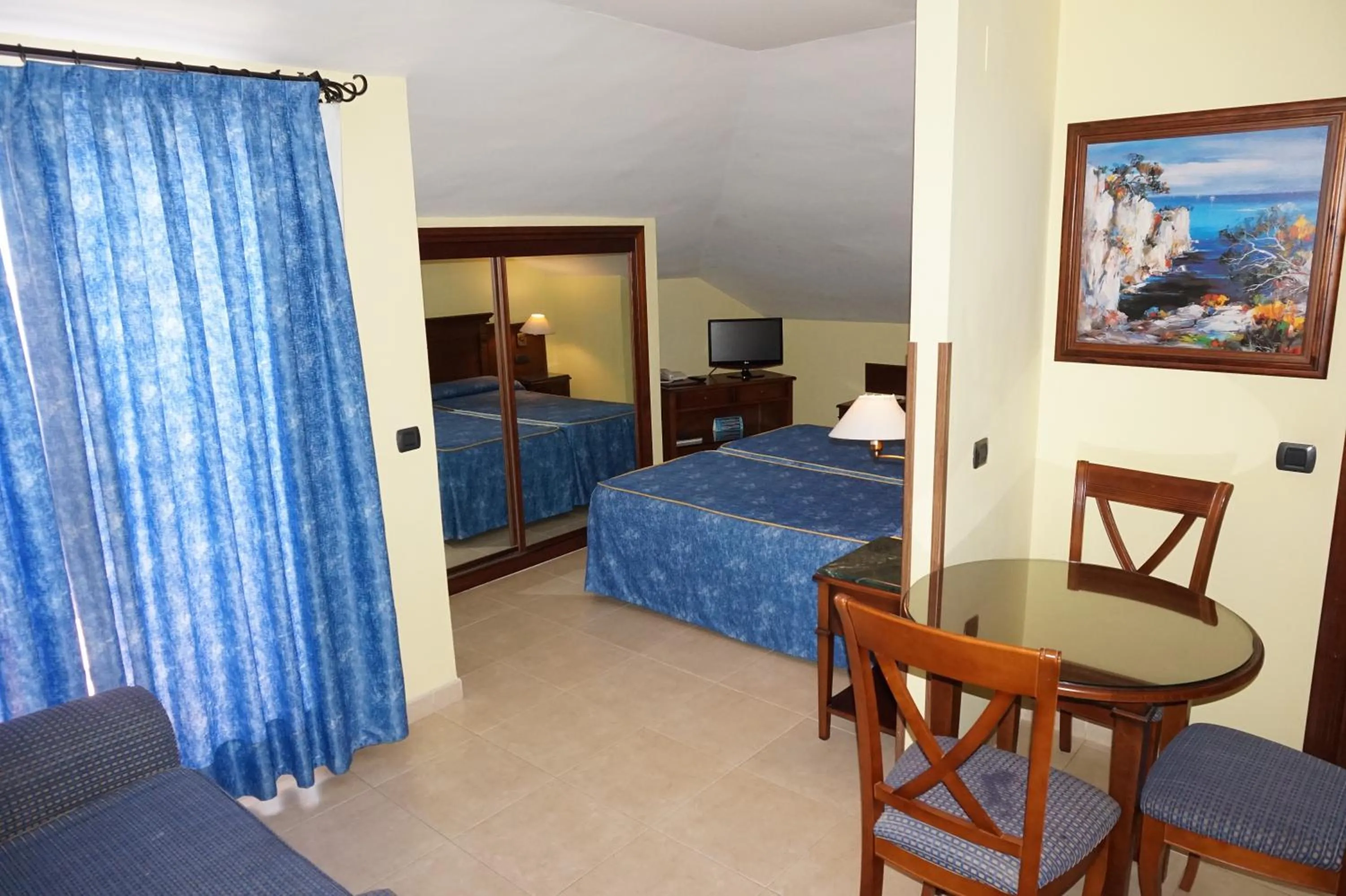 TV and multimedia, TV/Entertainment Center in Hotel Vistamar