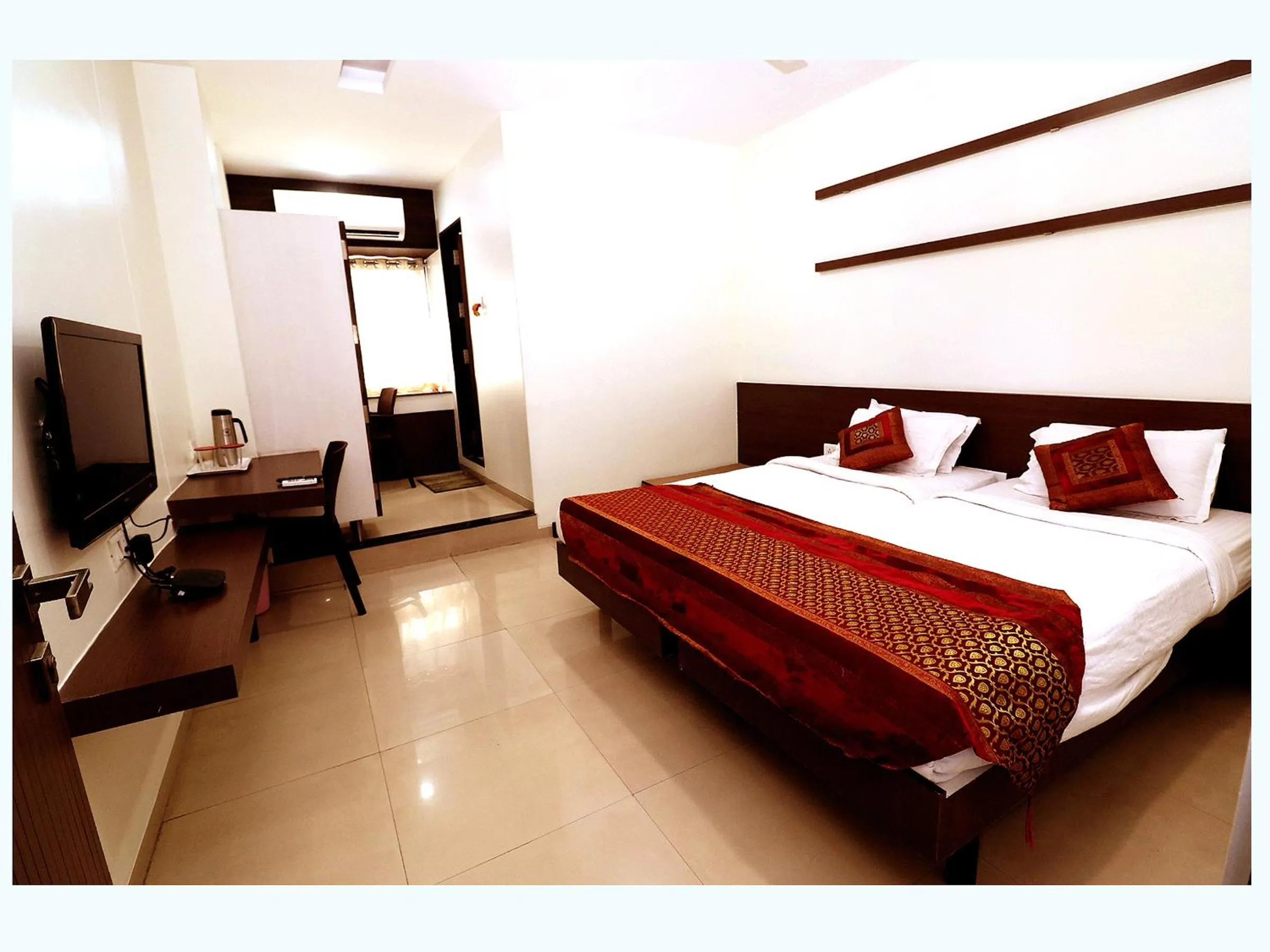 Bedroom, Bed in Hotel Girnar