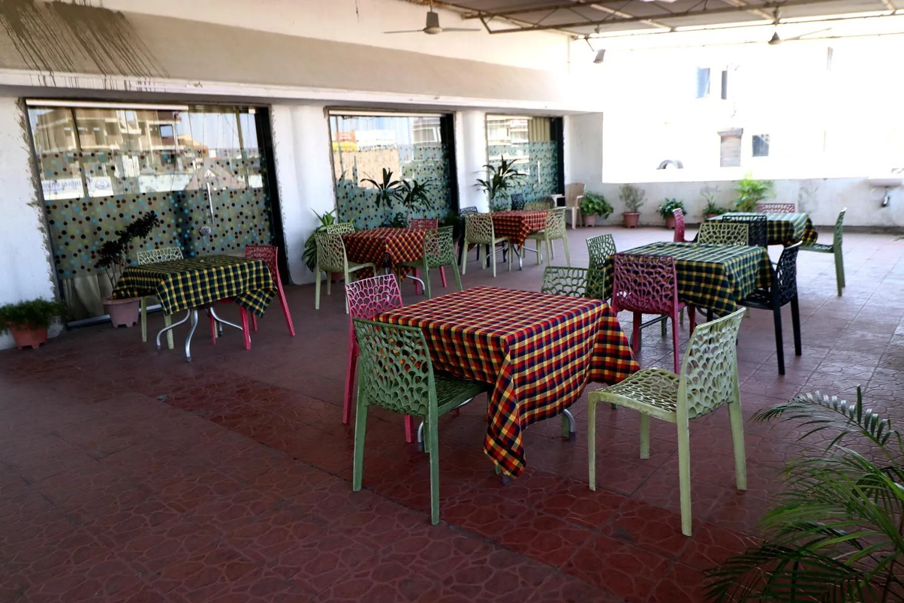 Restaurant/places to eat in Hotel Girnar