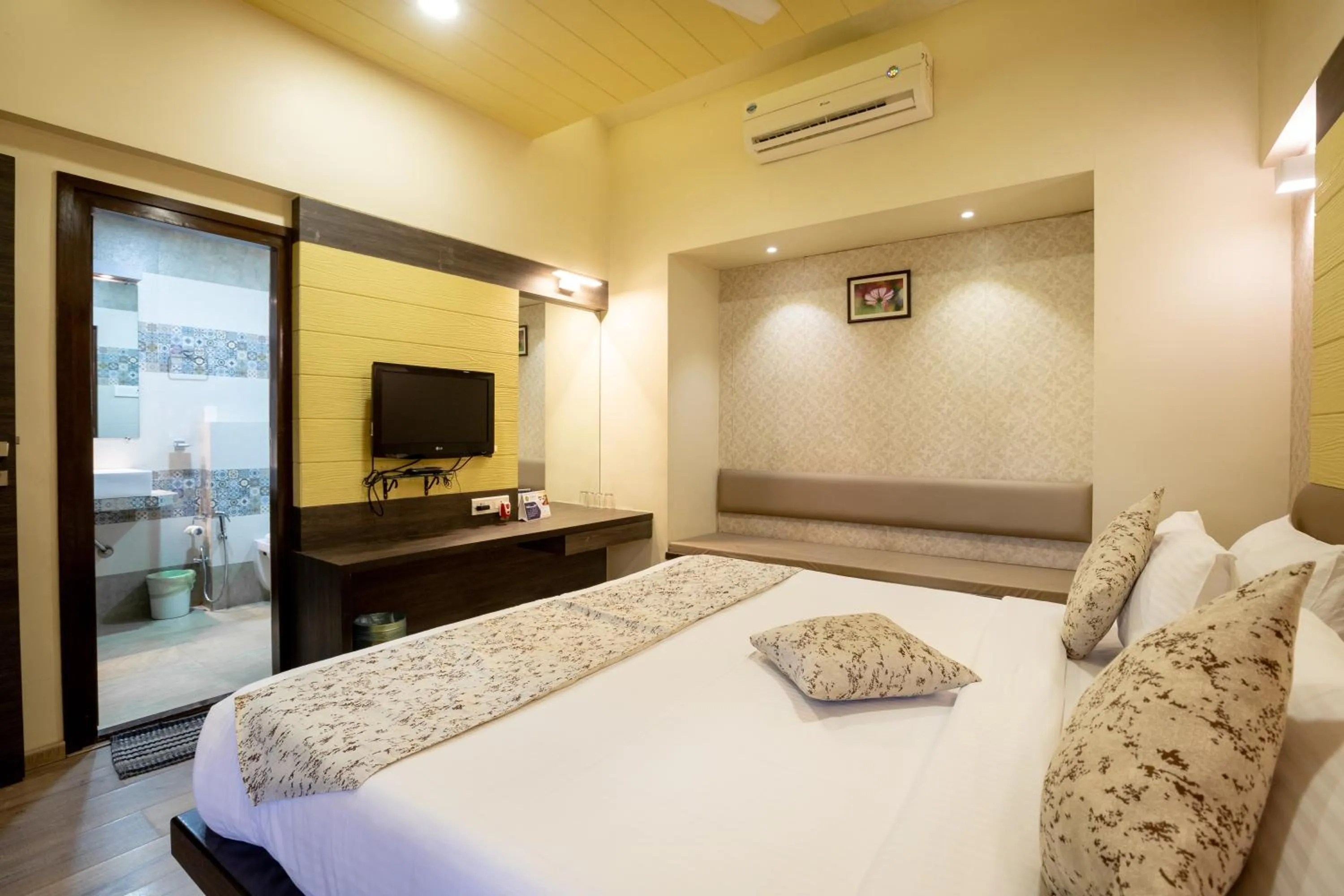 Bedroom, Bed in Zaras Resort Khandala