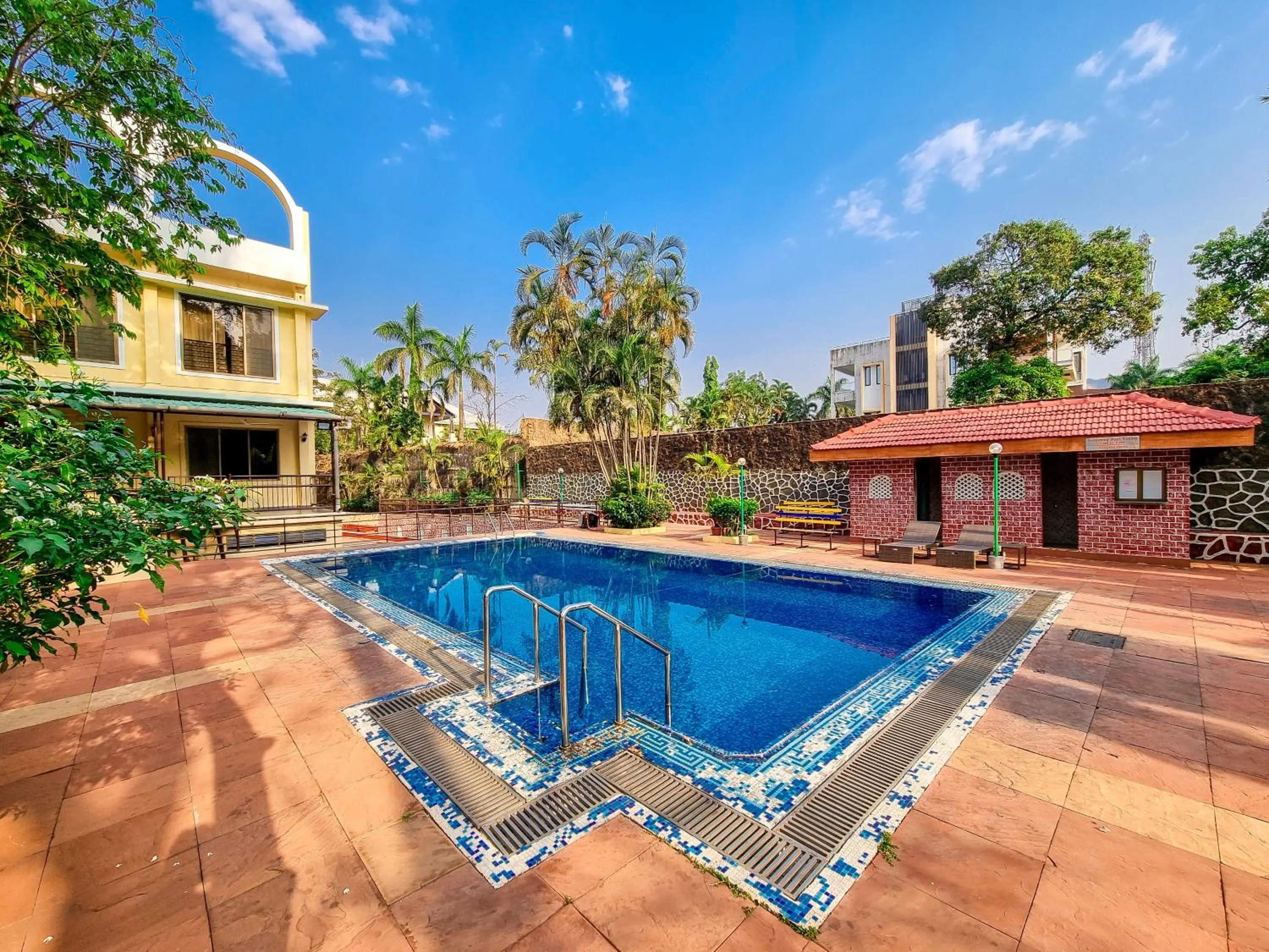 Swimming pool in Zaras Resort Khandala