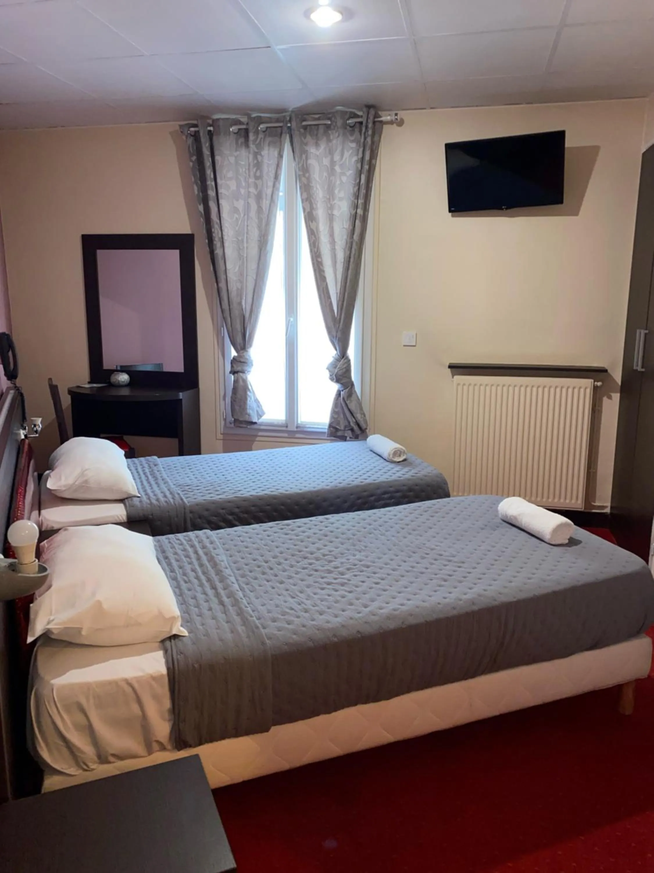 Communal lounge/ TV room, Bed in Aero Hotel