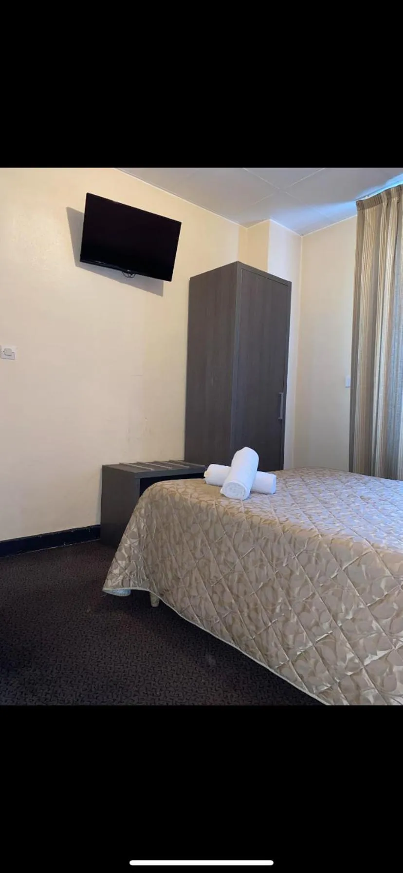 Communal lounge/ TV room, Bed in Aero Hotel