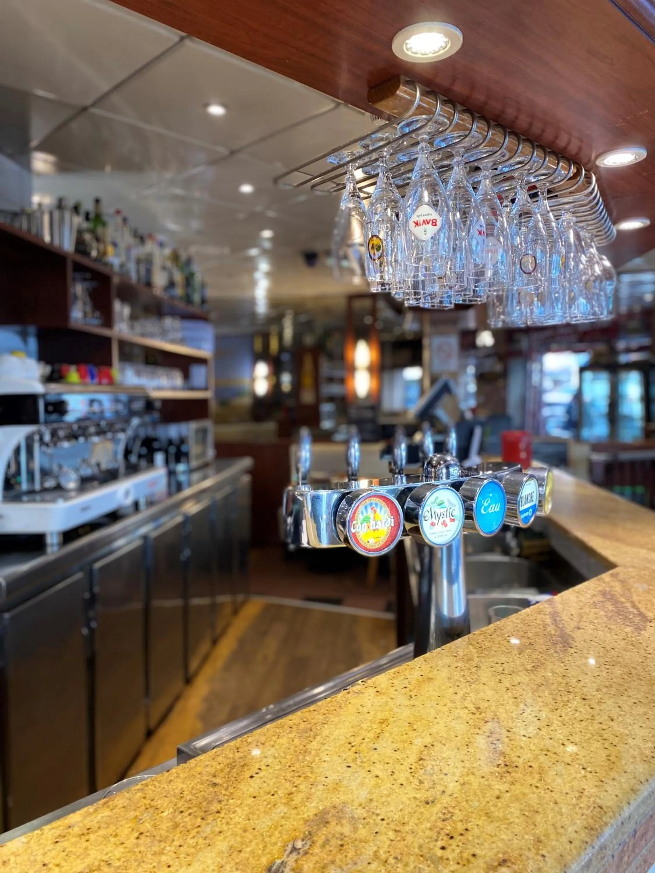 Restaurant/places to eat in Aero Hotel