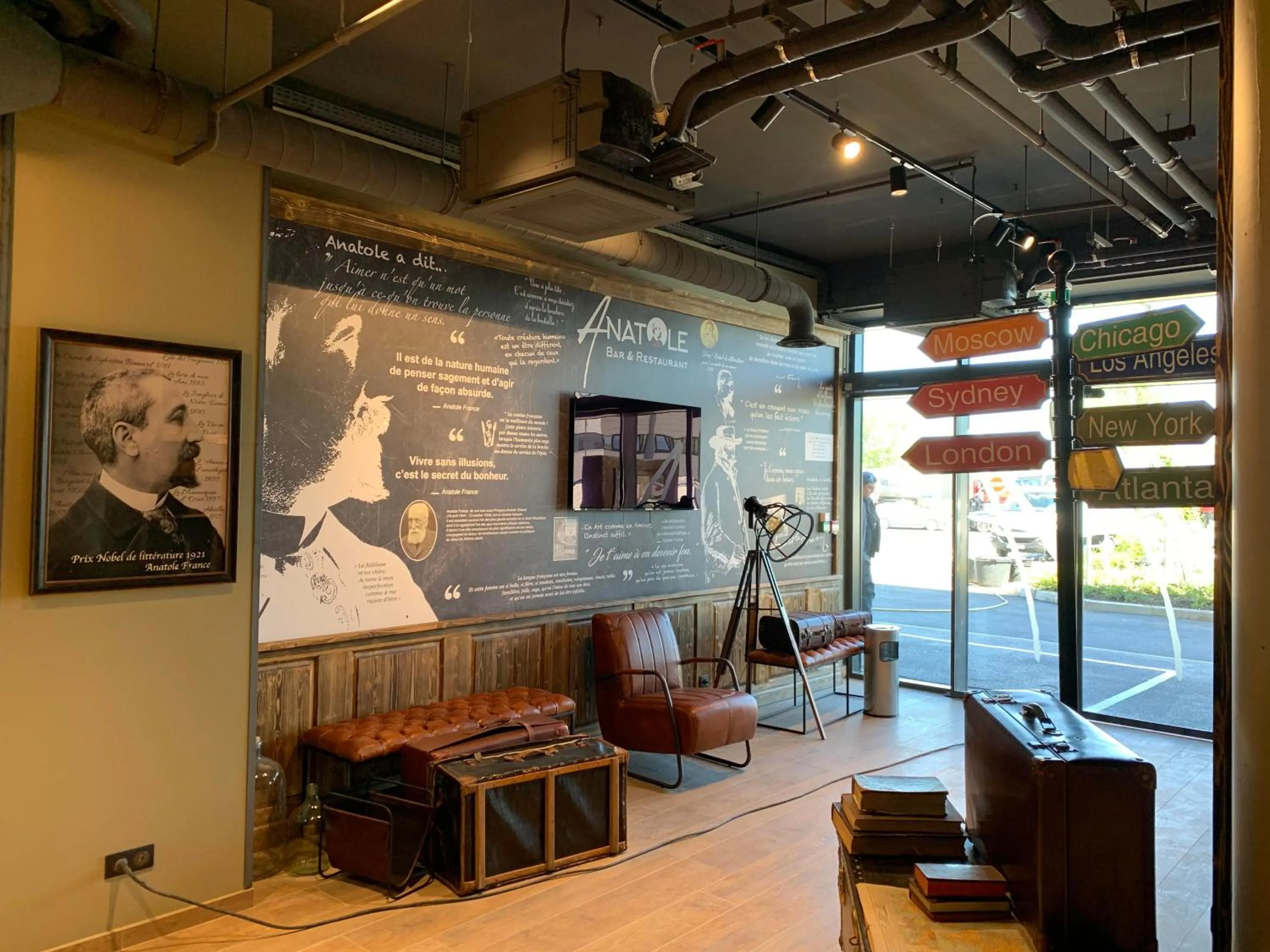 Decorative detail in B&B HOTEL Clermont-Ferrand A71-A75 La Méridienne