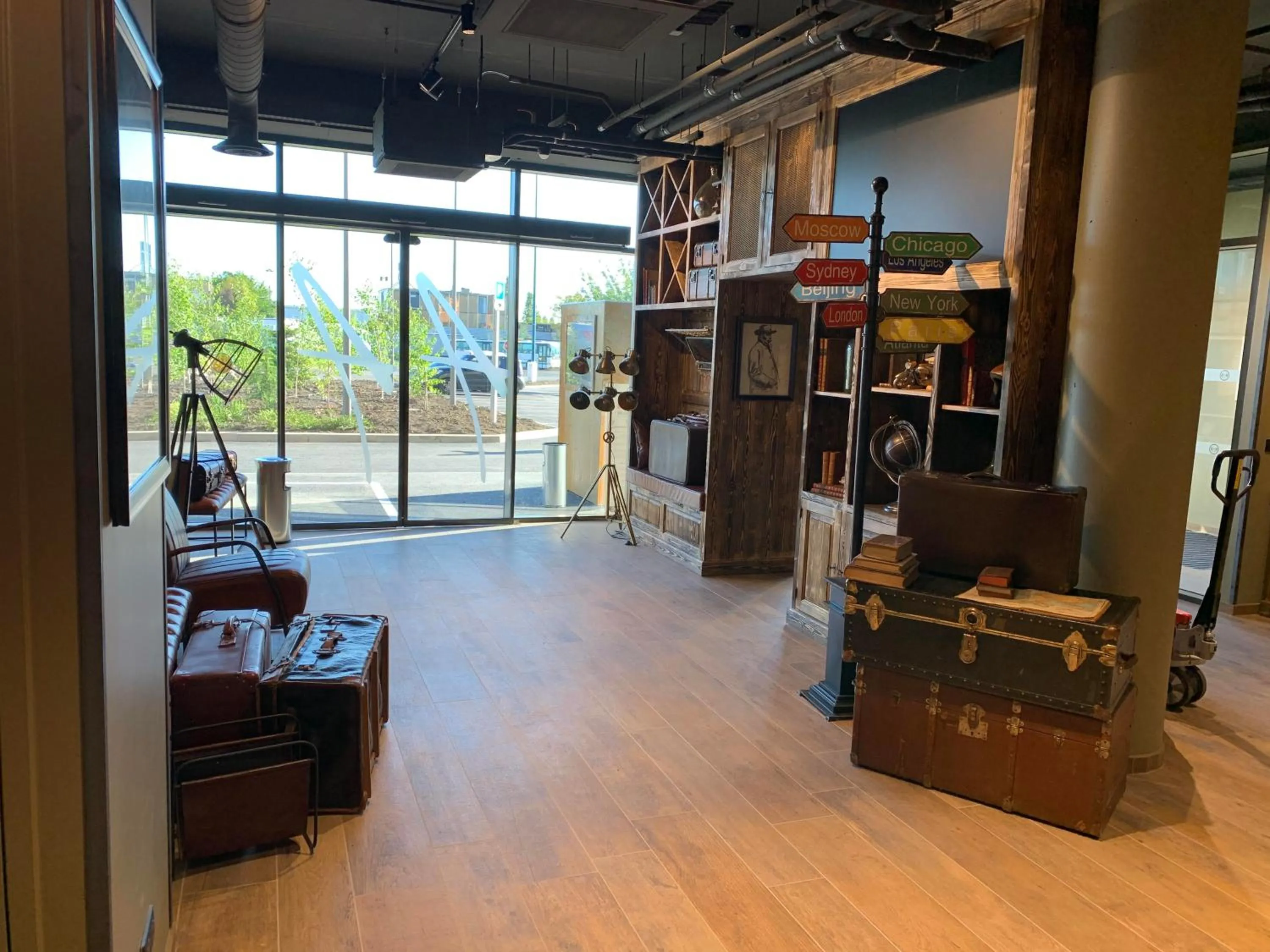 Decorative detail in B&B HOTEL Clermont-Ferrand A71-A75 La Méridienne