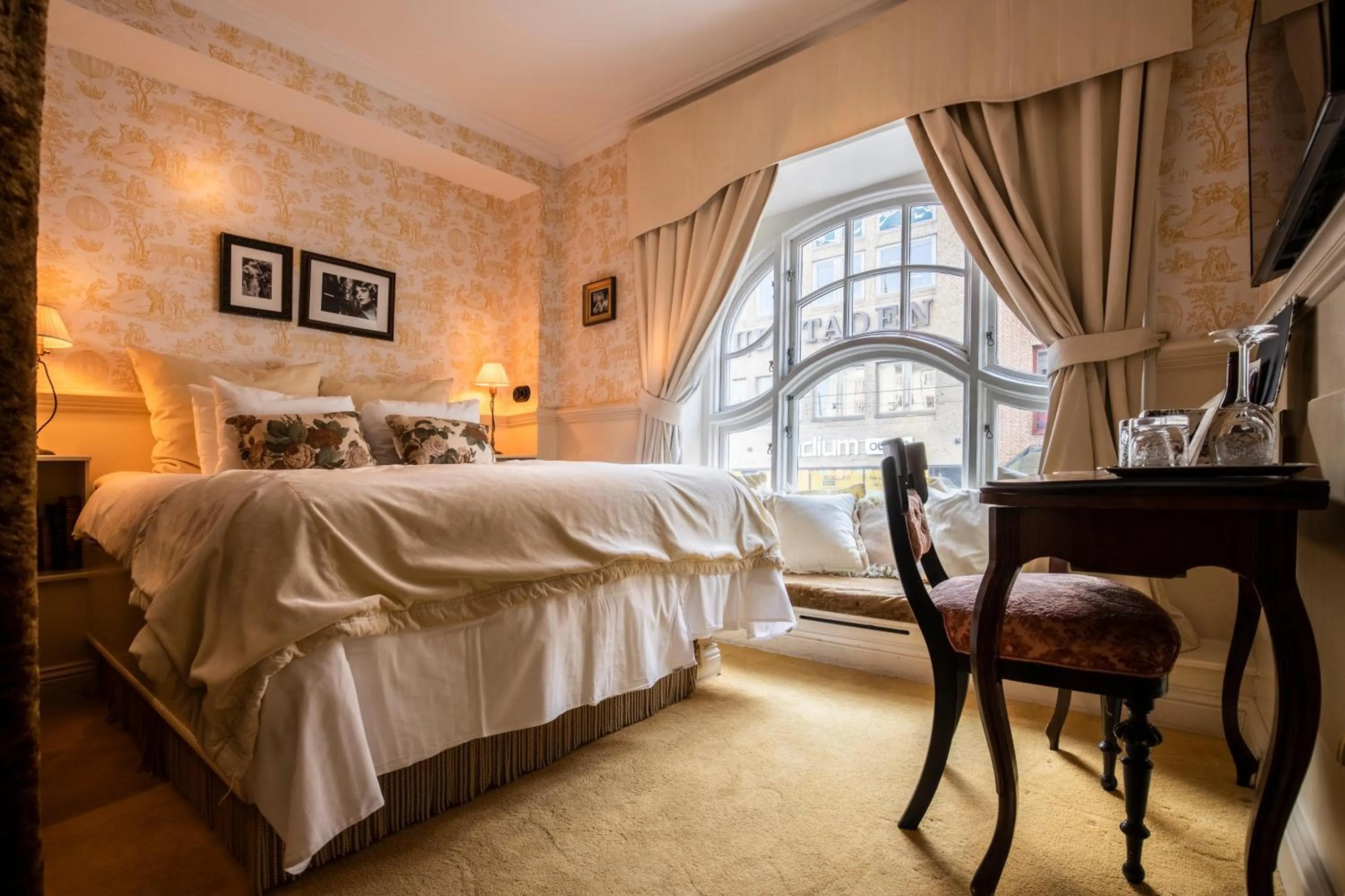 Photo of the whole room, Bed in Hotel Pigalle