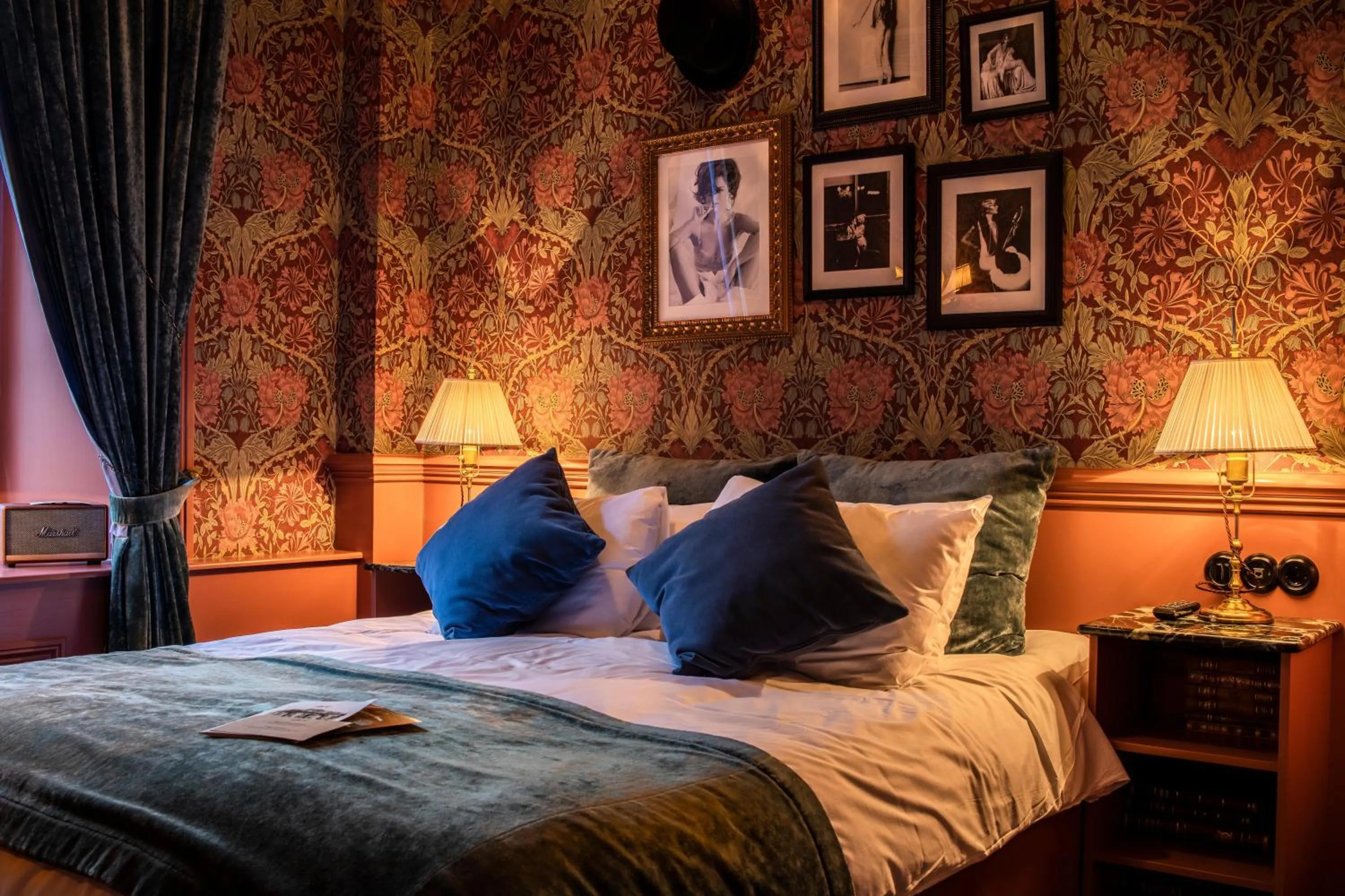 Photo of the whole room, Bed in Hotel Pigalle