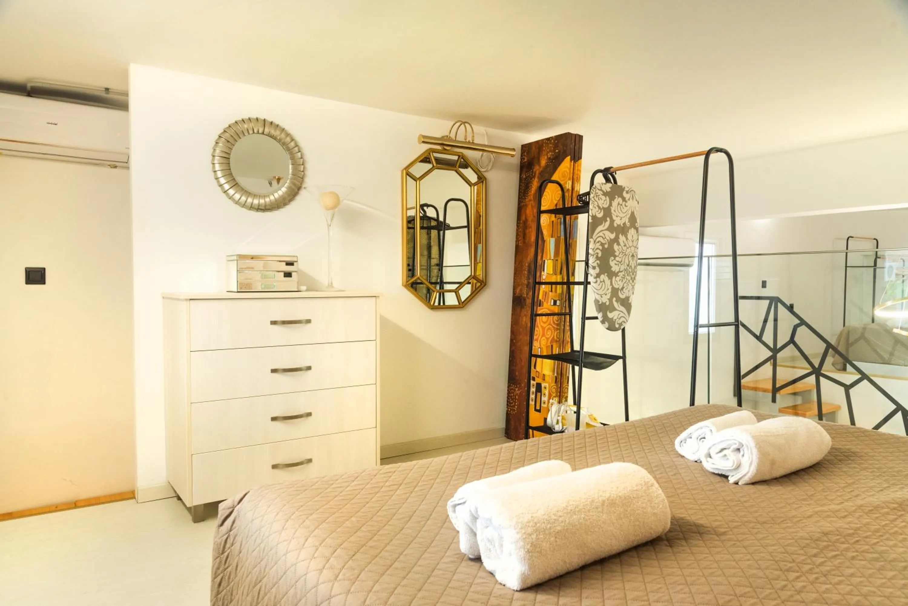 Photo of the whole room, Bed in Victoria's Suites Corfu