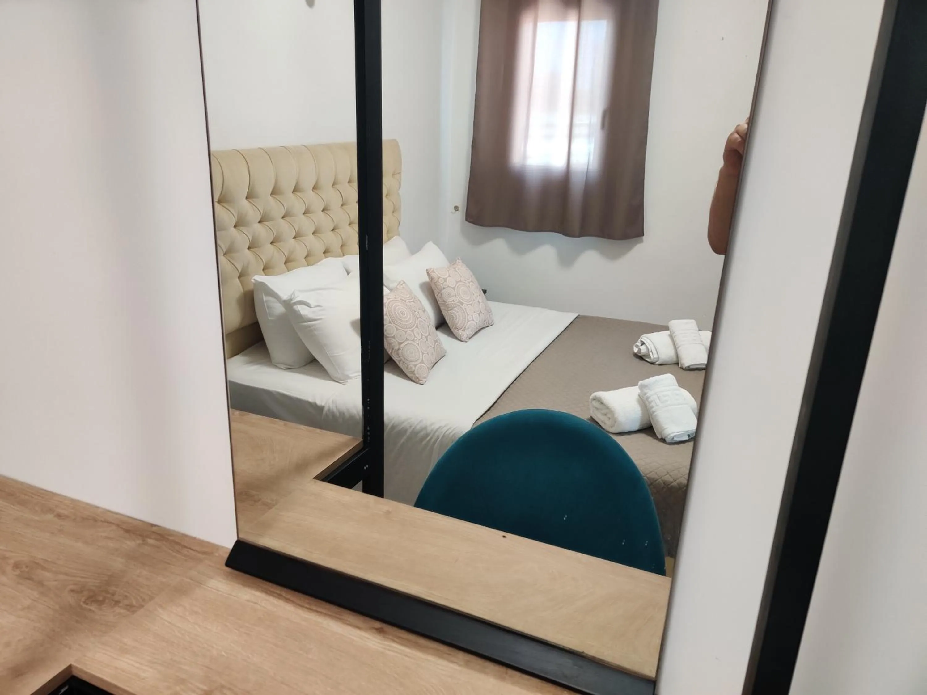 Photo of the whole room, Bed in Victoria's Suites Corfu