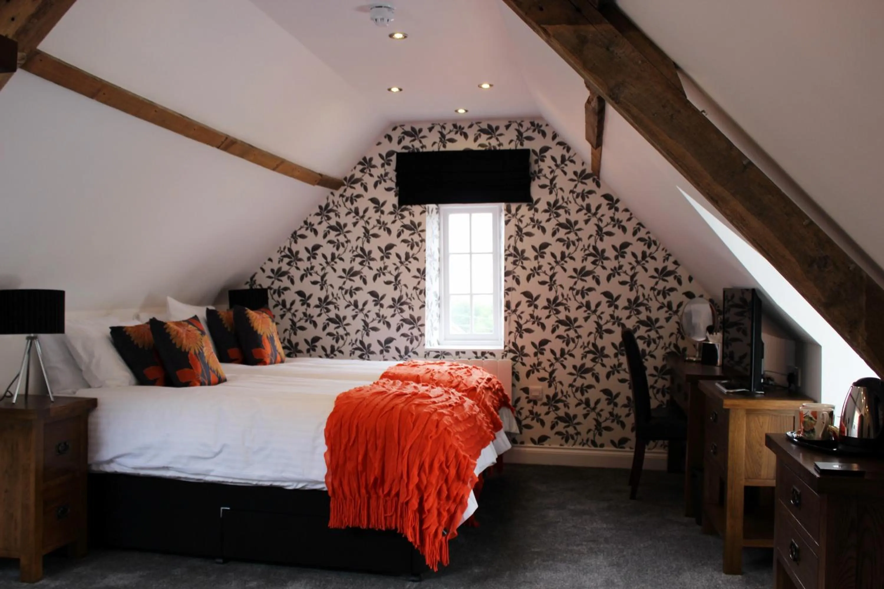 Day, Bed in Kings Head Hotel