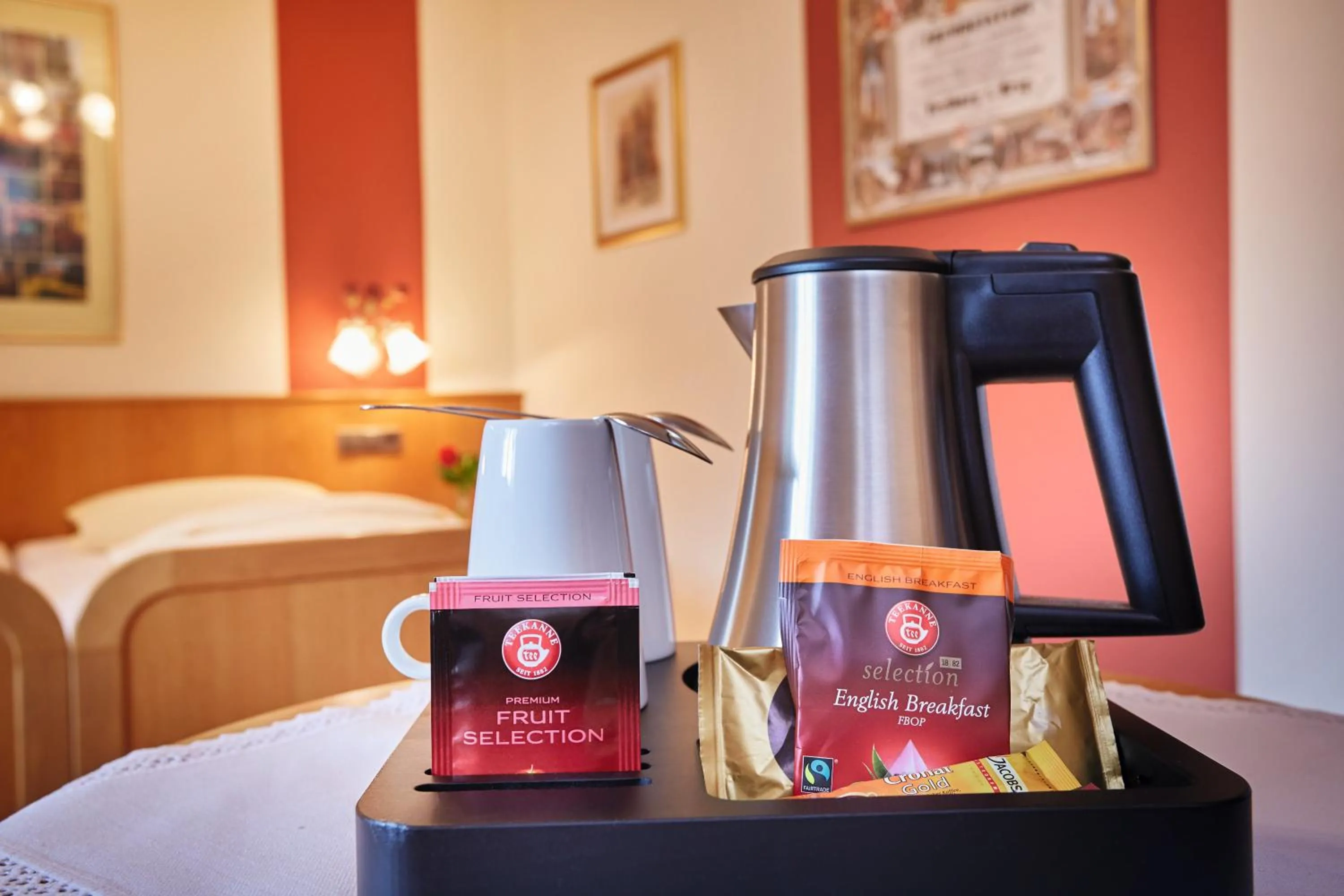 Coffee/tea facilities, Bed in Hotel Restaurant Lindenhof